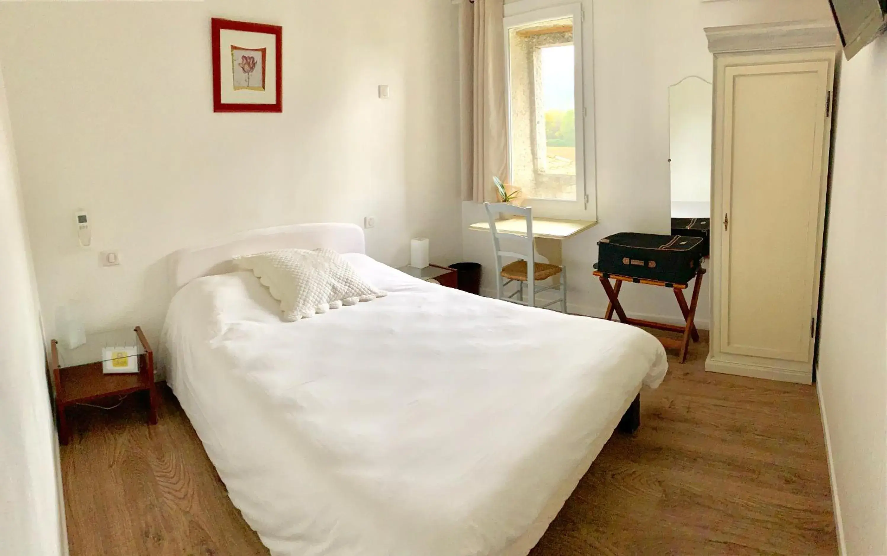 Bed in Logis Hotel Restaurant L' Auberge Cigaloise Bed in Logis Hotel Restaurant L' Auberge Cigaloise