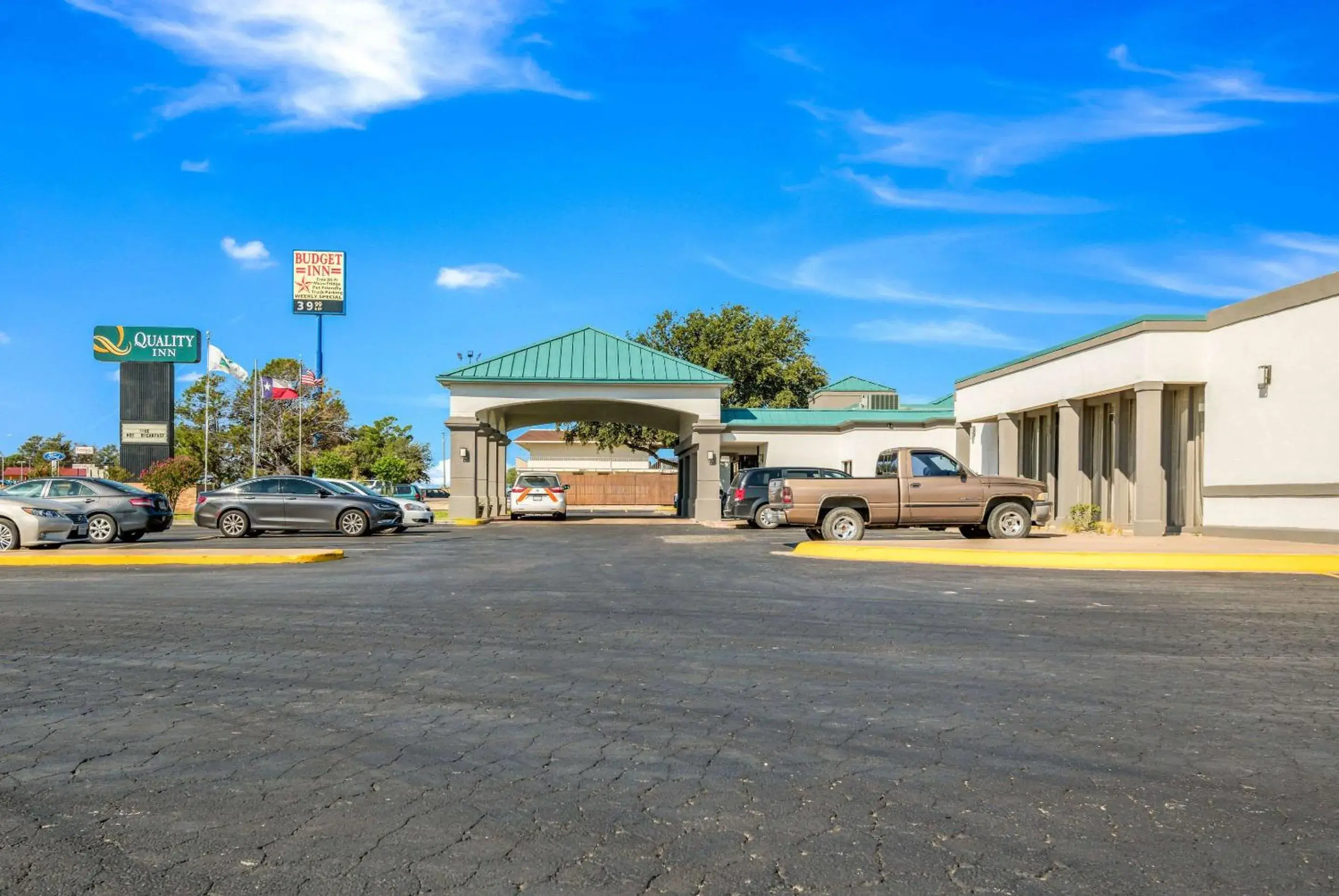 Property building in Quality Inn Property building in Quality Inn