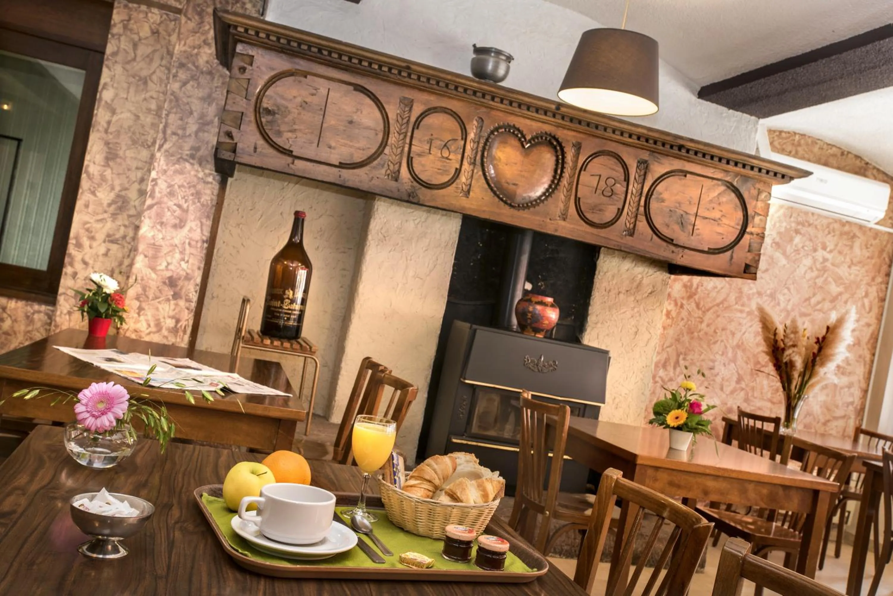 Communal lounge/ TV room in Logis Hotel Restaurant Du Commerce