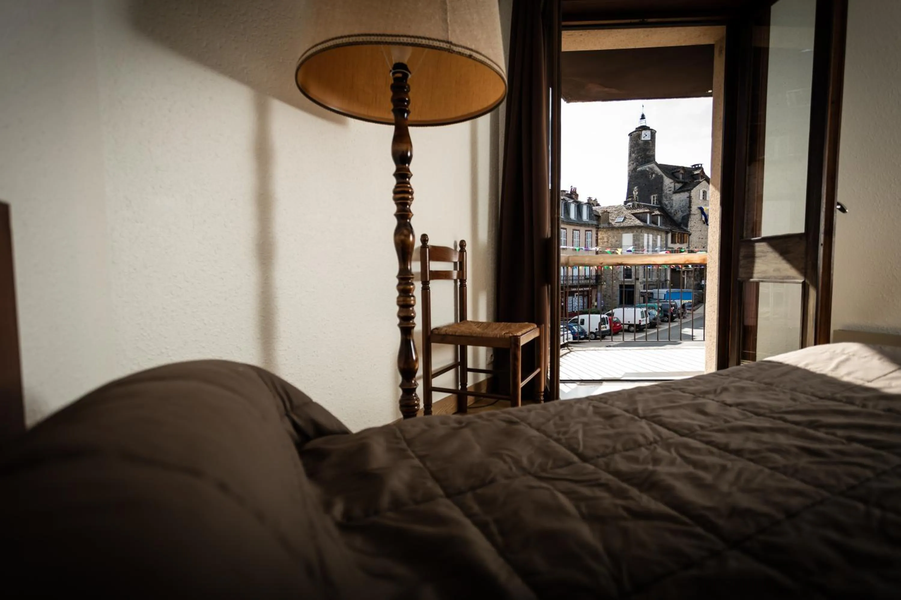 Bed in Logis Hotel Restaurant Du Commerce