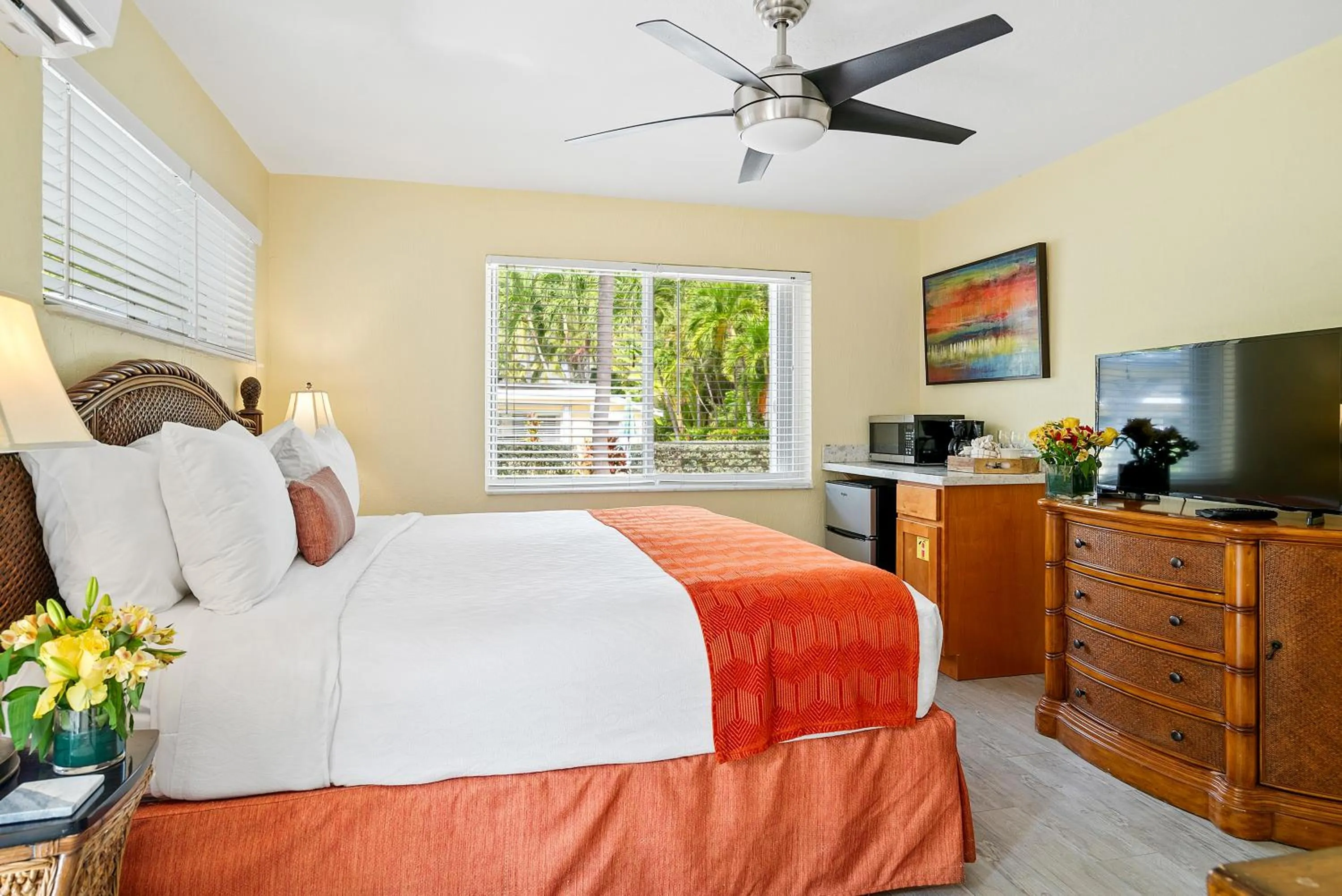 Bedroom, Bed in Coconut Bay Resort - Key Largo