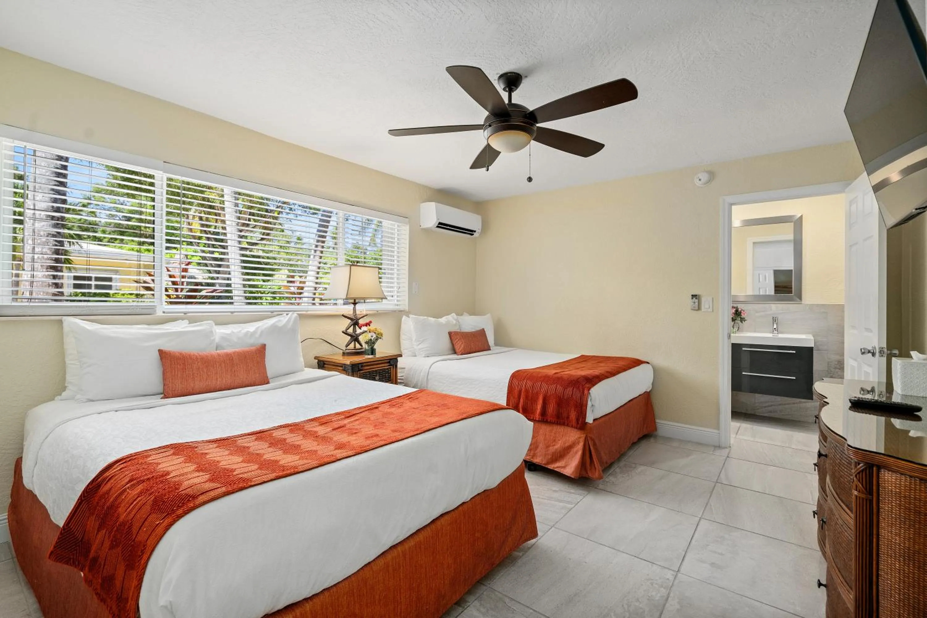 Bedroom, Bed in Coconut Bay Resort - Key Largo