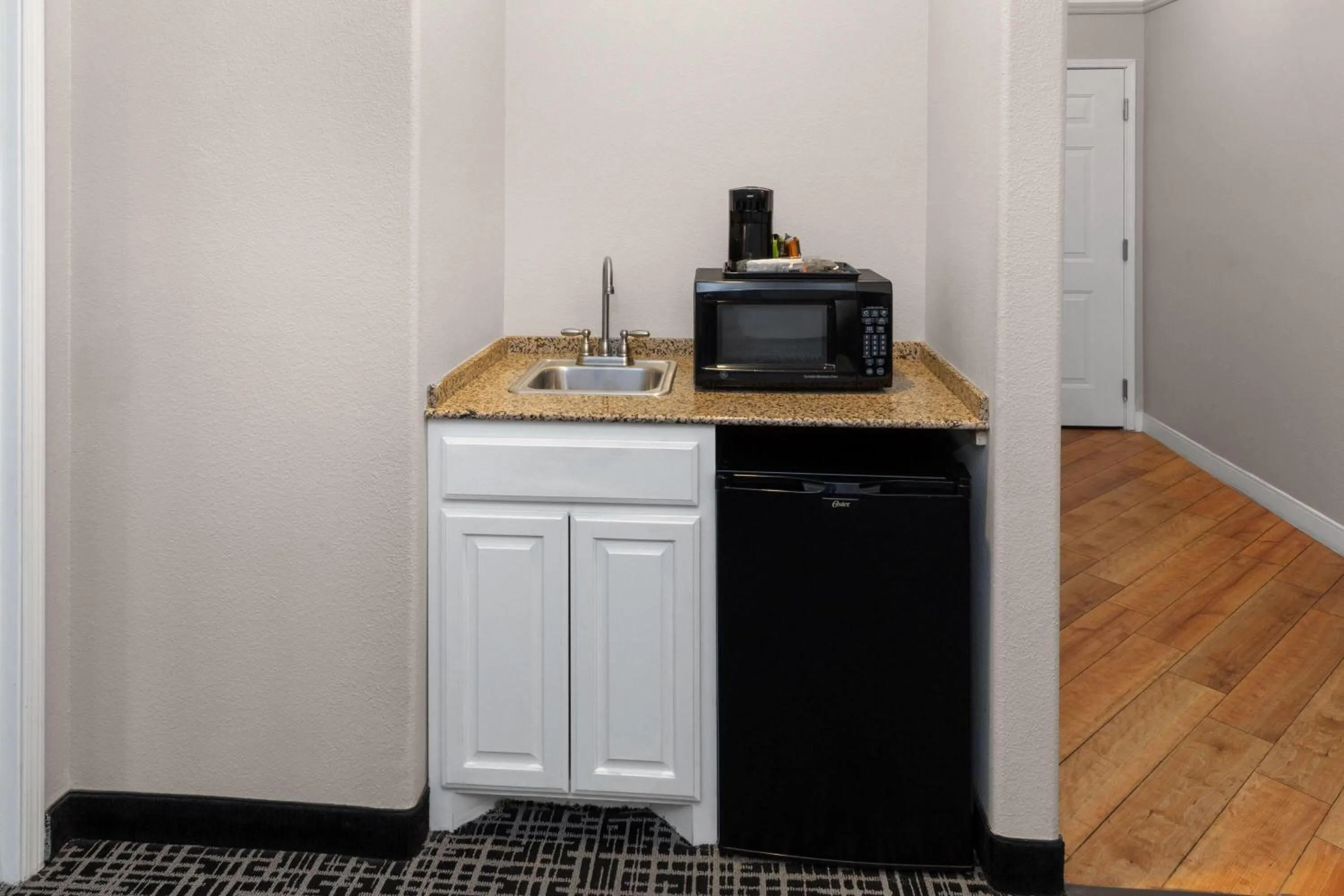 Photo of the whole room in La Quinta by Wyndham Brownwood