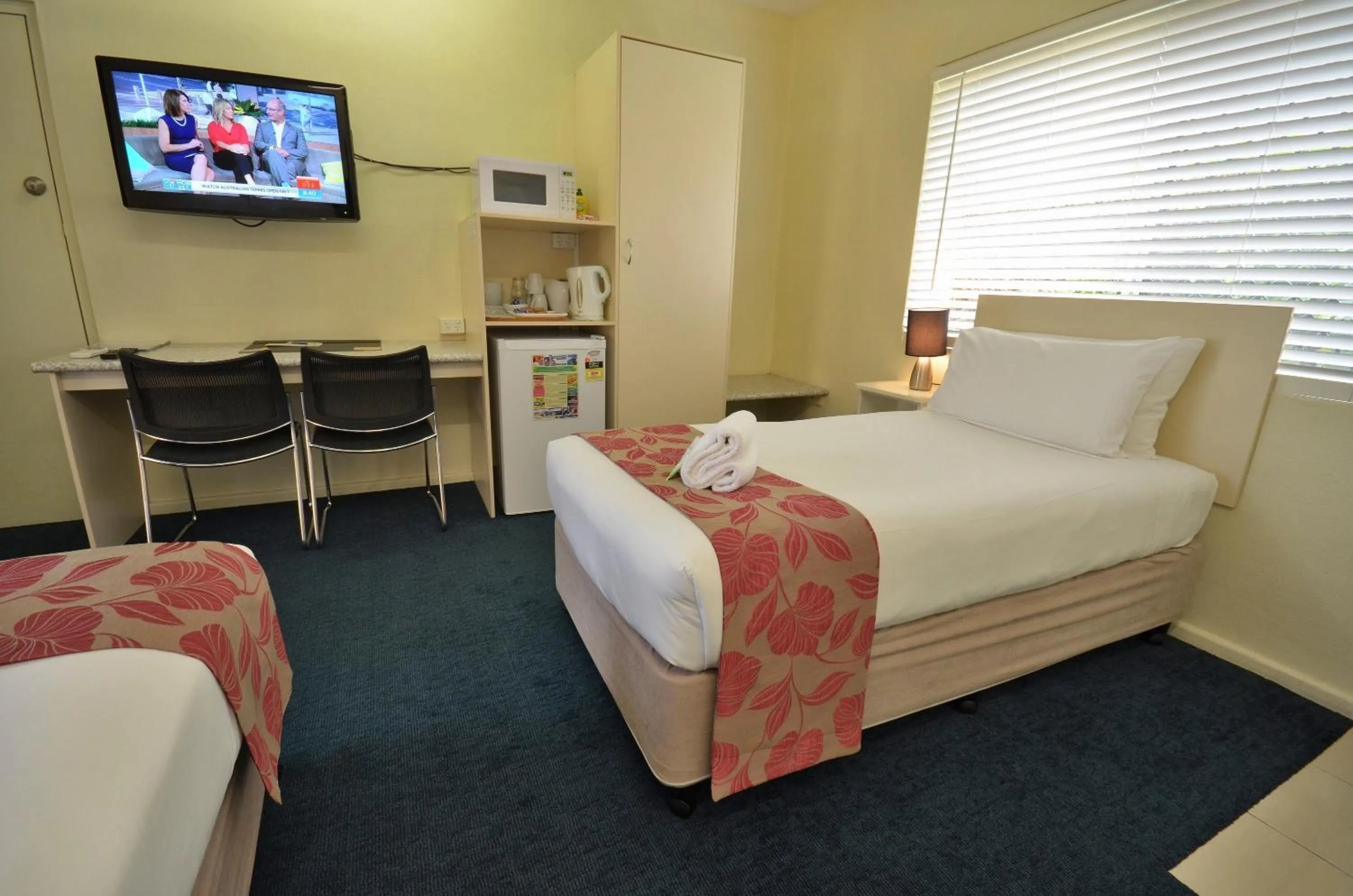Photo of the whole room, Bed in International Lodge Motel