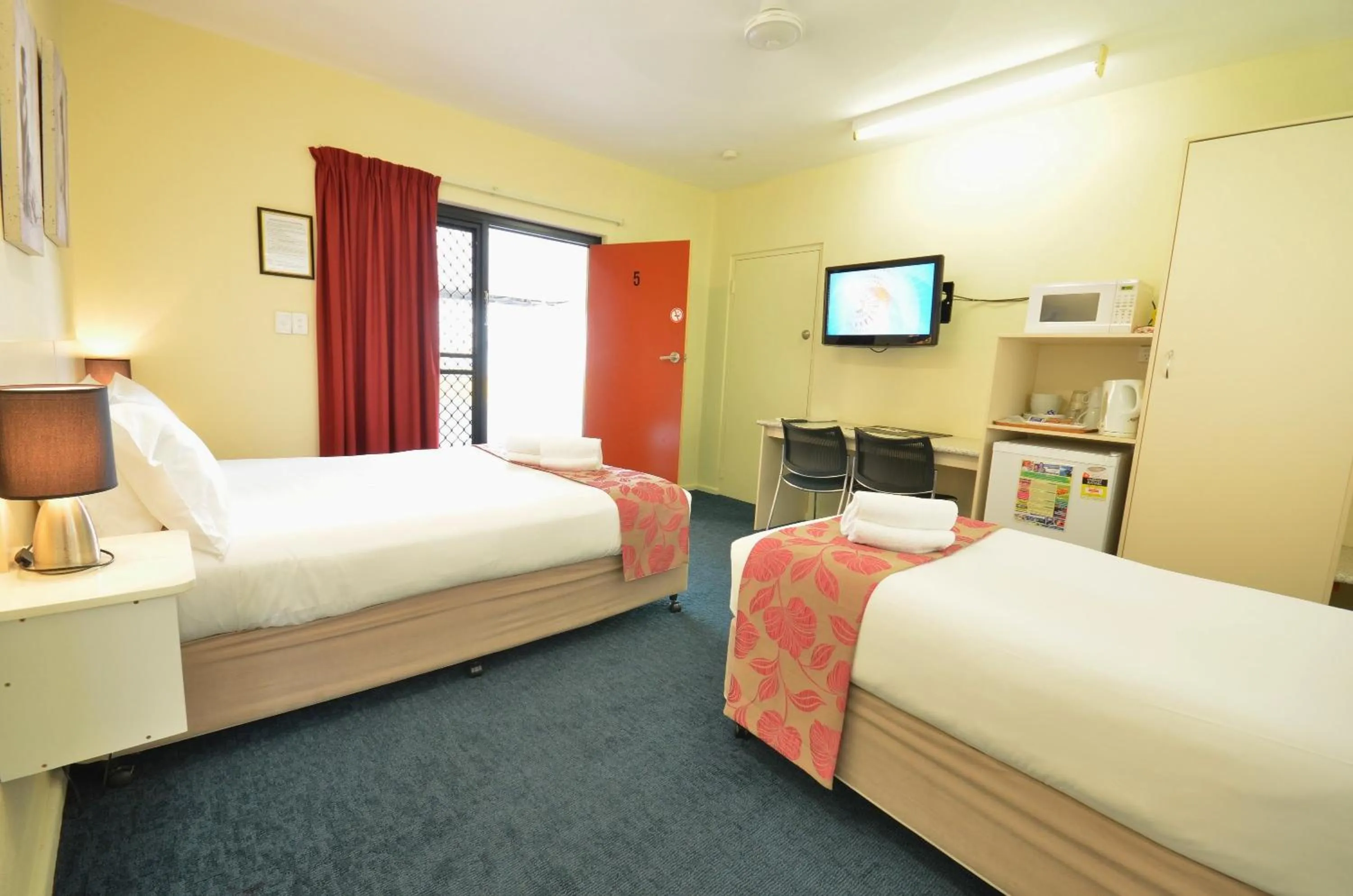 Photo of the whole room, Bed in International Lodge Motel