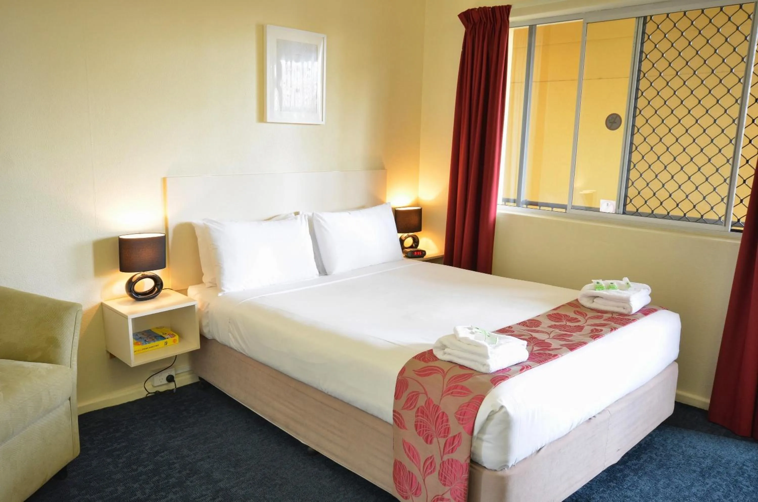 Photo of the whole room, Bed in International Lodge Motel