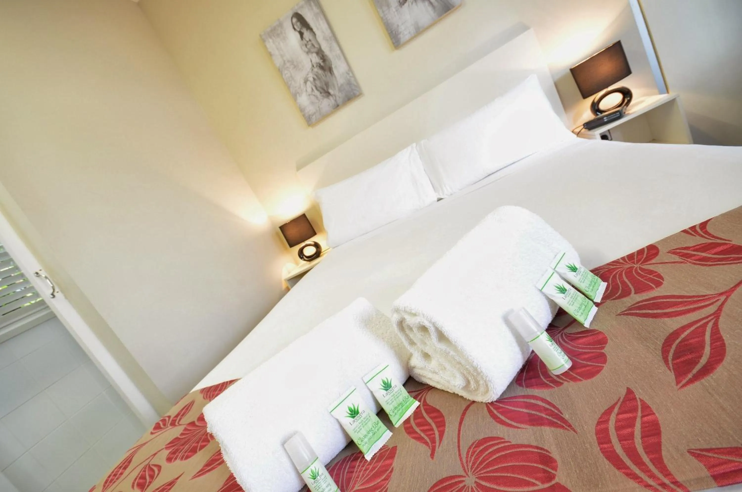 Photo of the whole room, Bed in International Lodge Motel