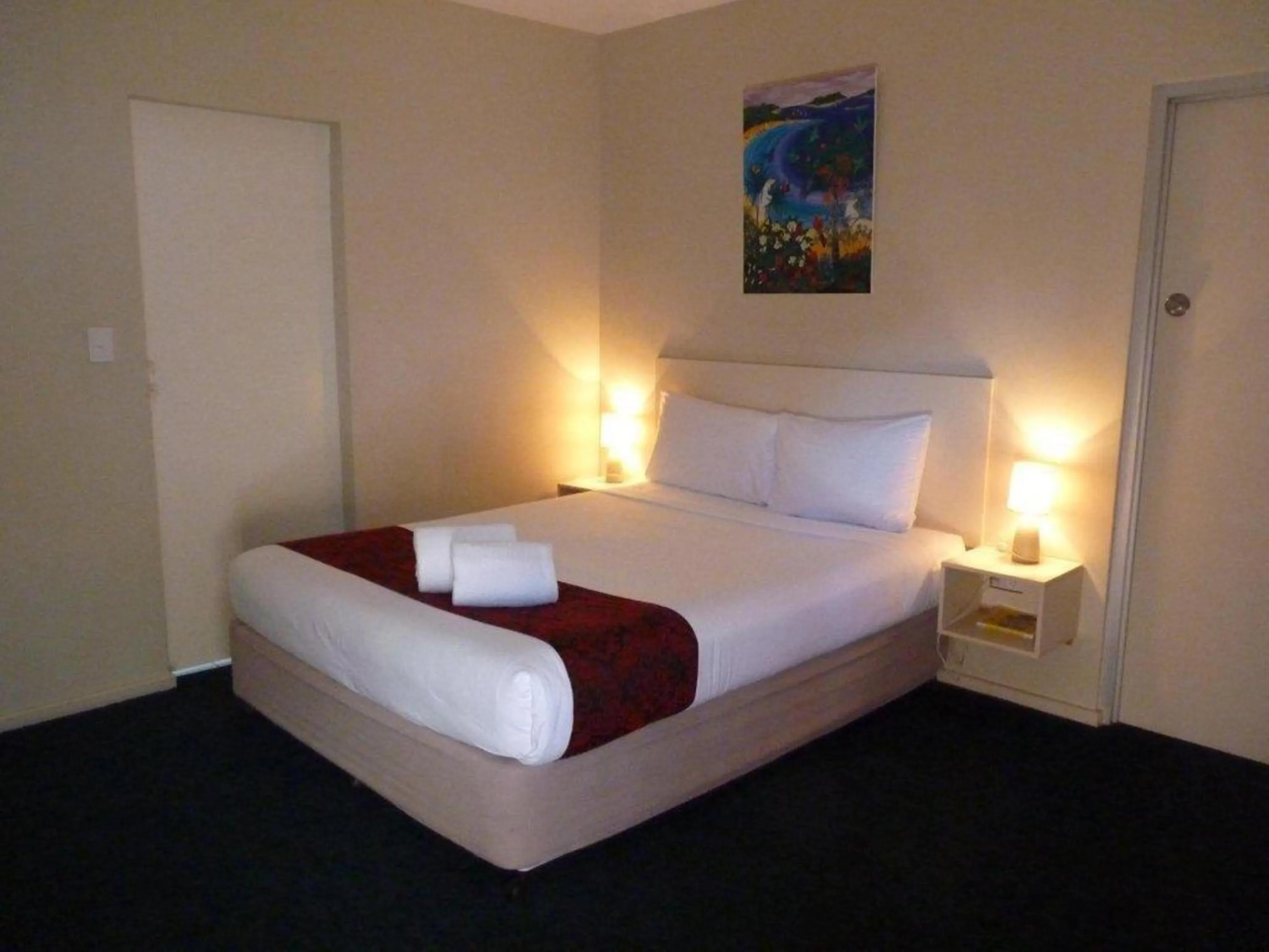 Photo of the whole room, Bed in International Lodge Motel