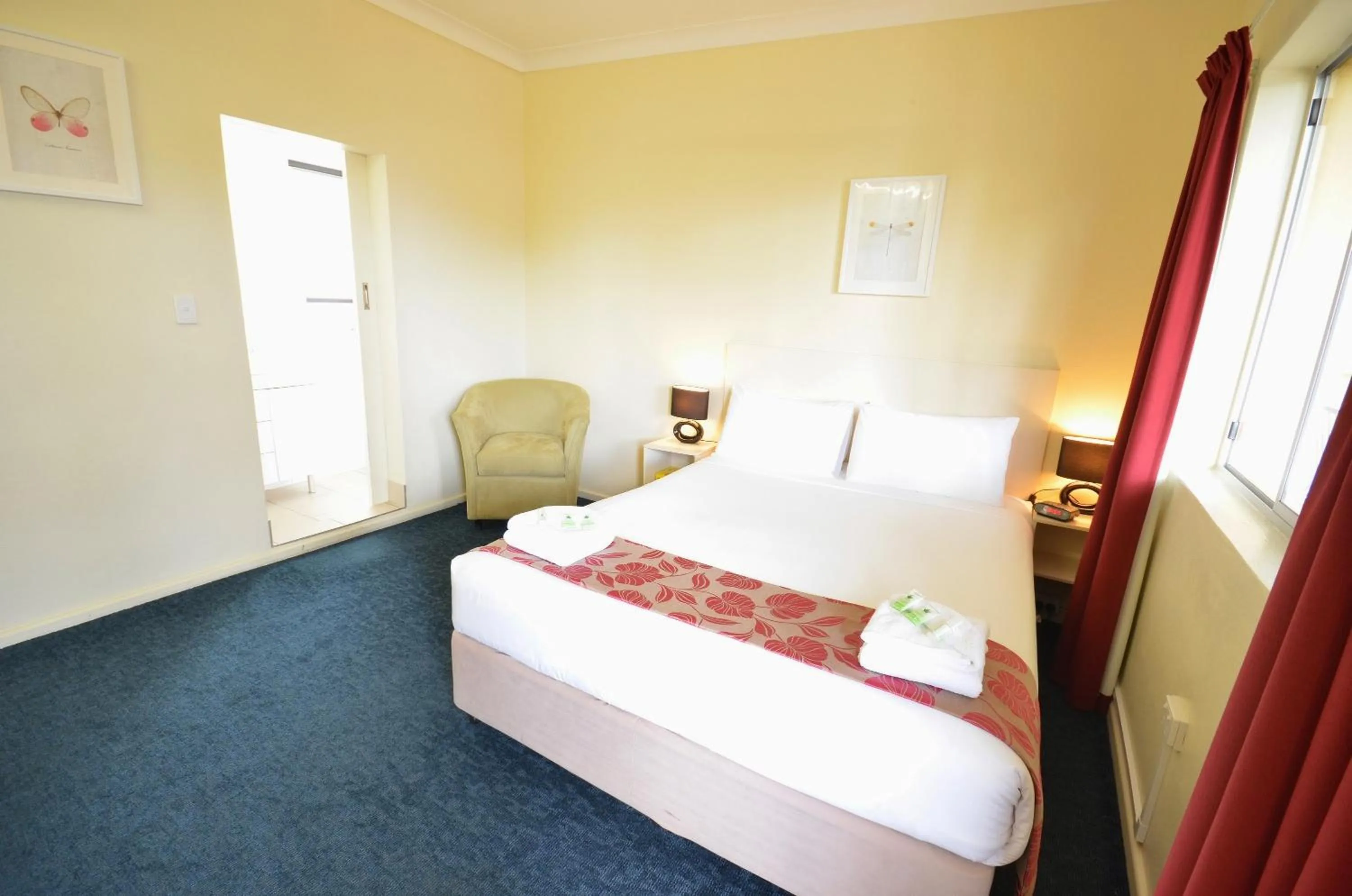 Photo of the whole room, Bed in International Lodge Motel