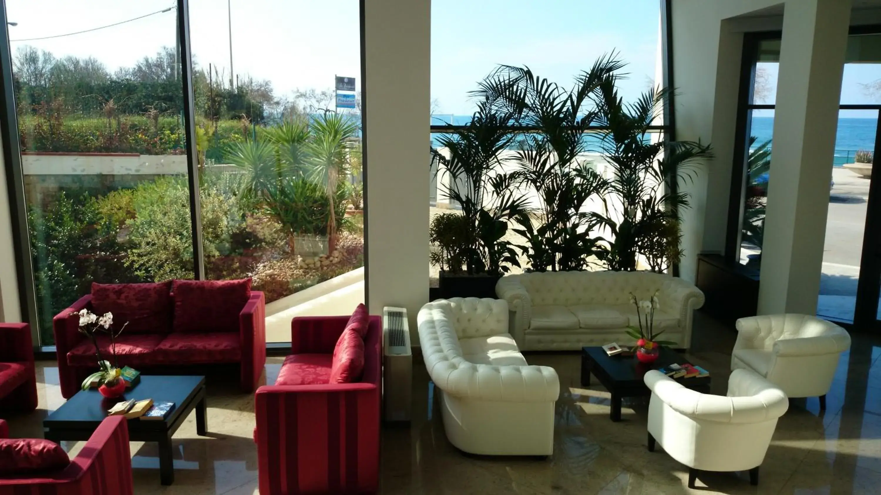 Lounge or bar in Cefalù Sea Palace Lounge or bar in Cefalù Sea Palace