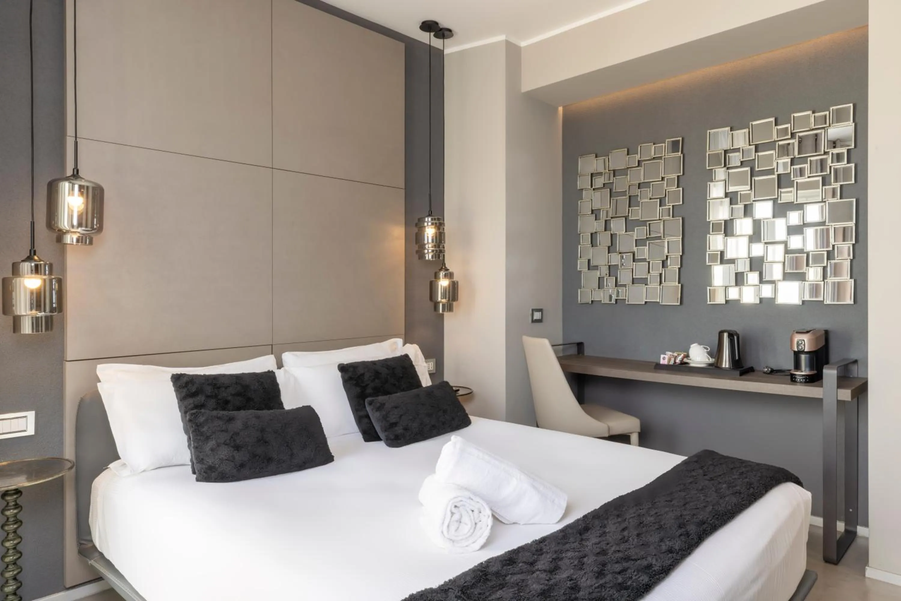 Photo of the whole room, Bed in Milestone