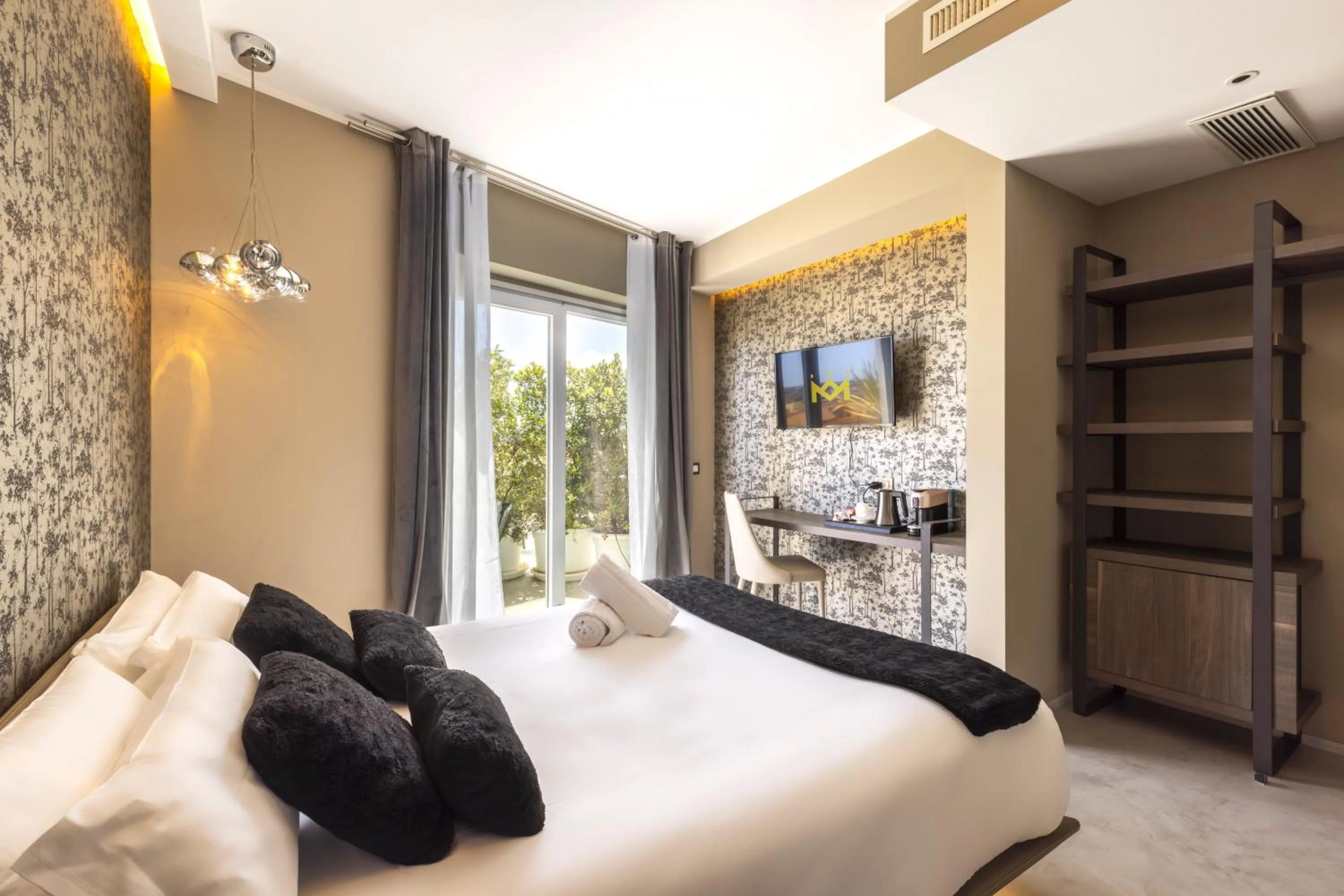 Photo of the whole room, Bed in Milestone