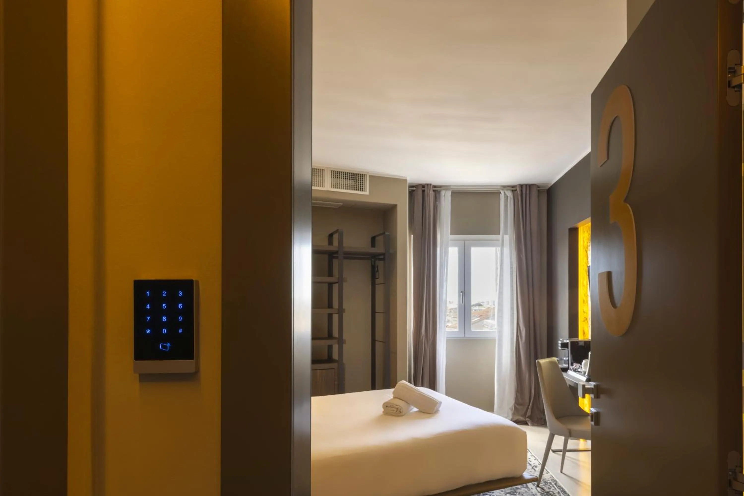 Photo of the whole room, Bed in Milestone