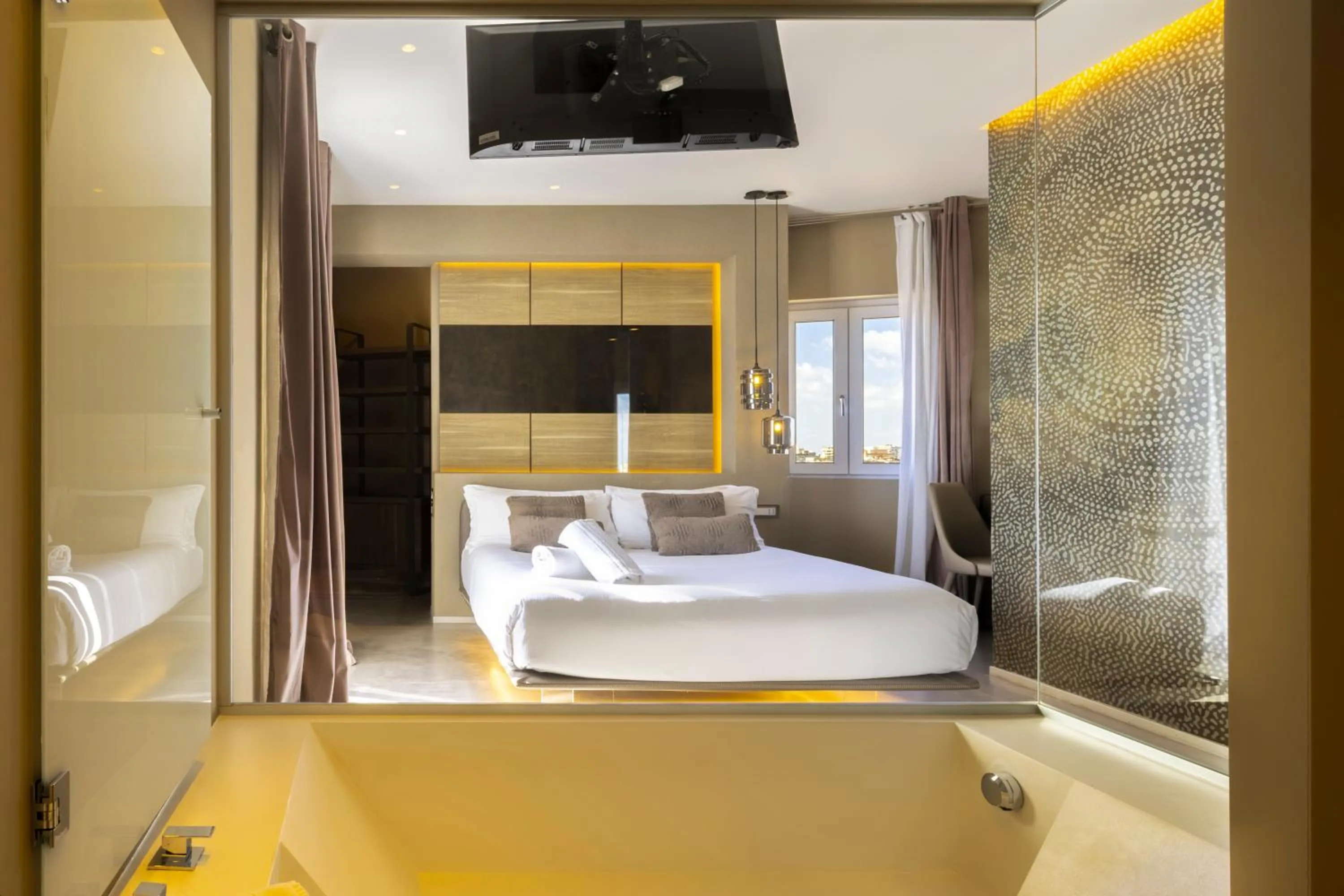 Photo of the whole room, Bed in Milestone