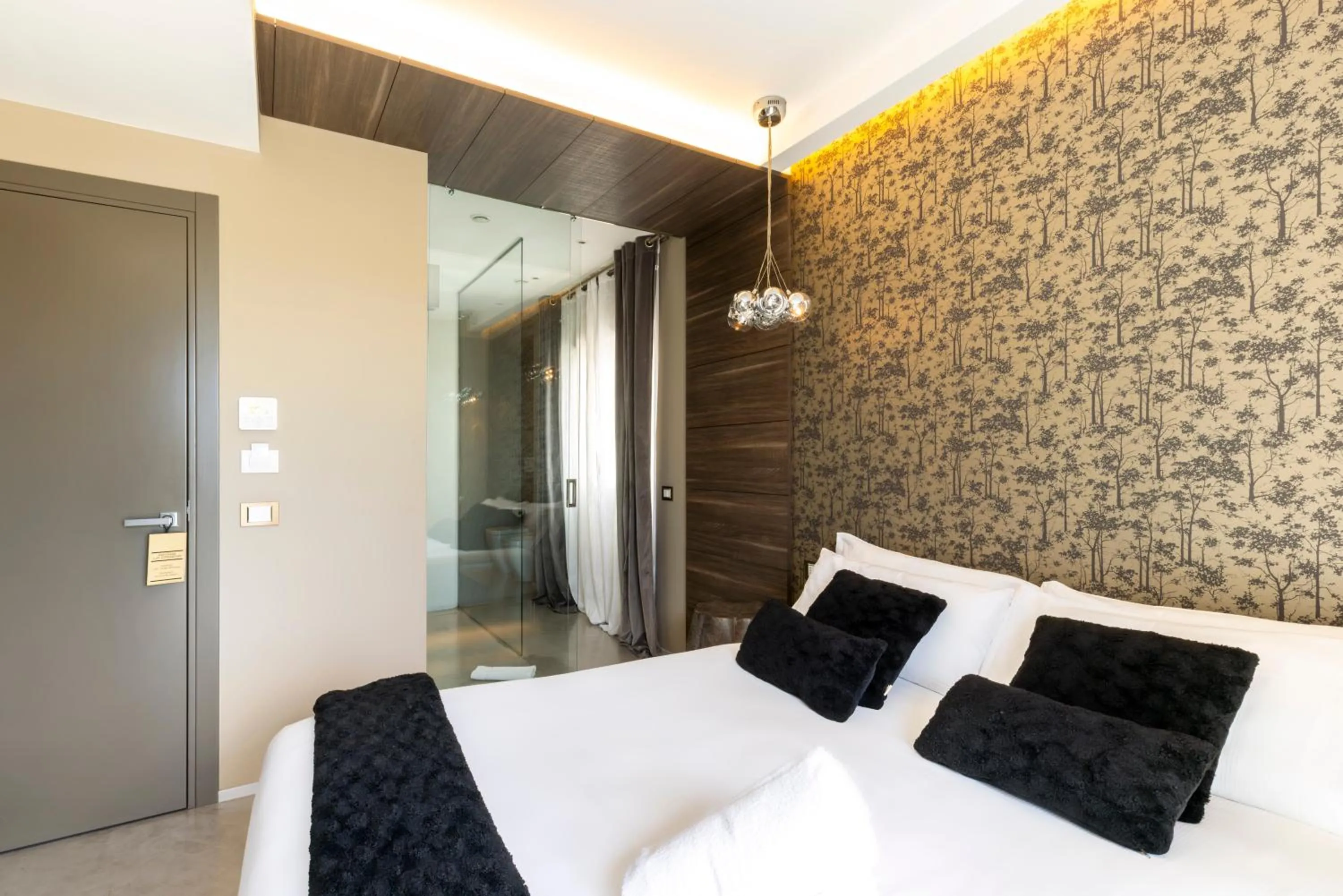 Photo of the whole room, Bed in Milestone