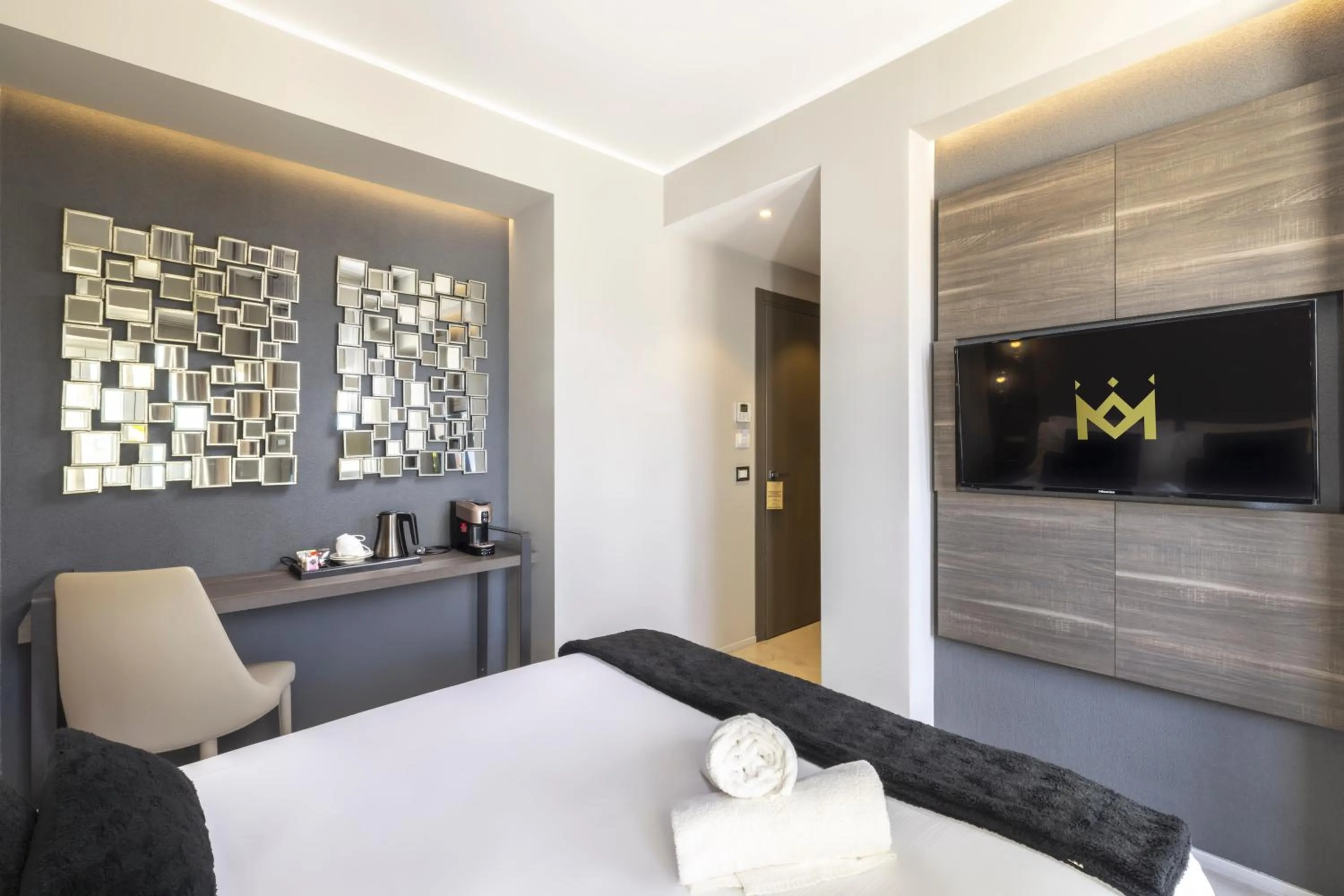 Photo of the whole room, Bed in Milestone