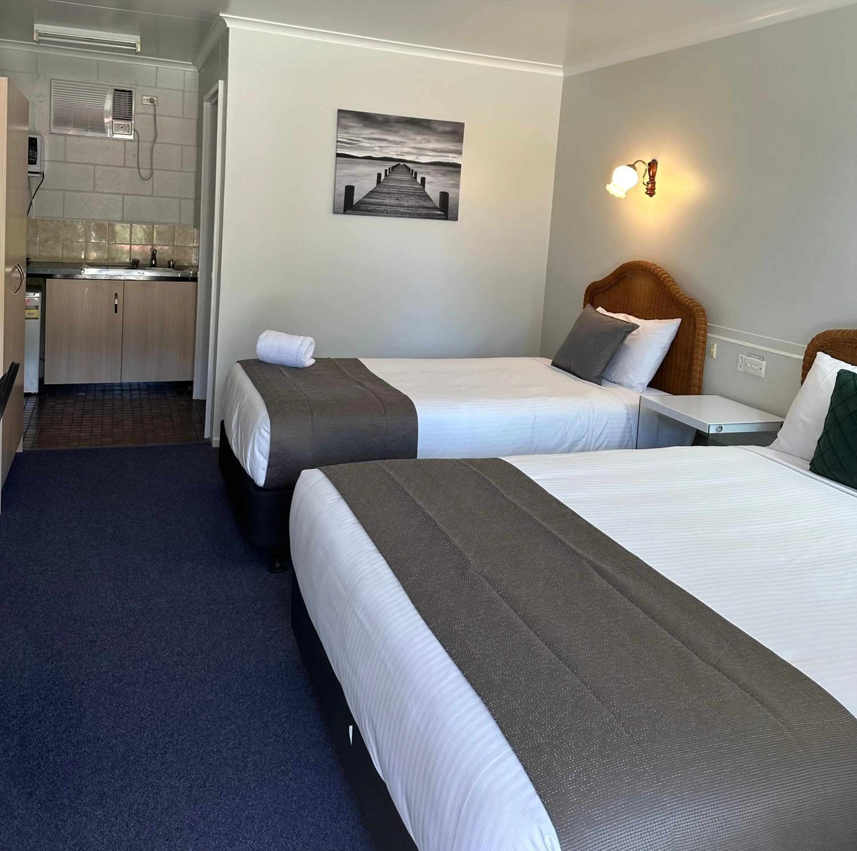 Kitchen or kitchenette, Bed in Murgon Motor Inn