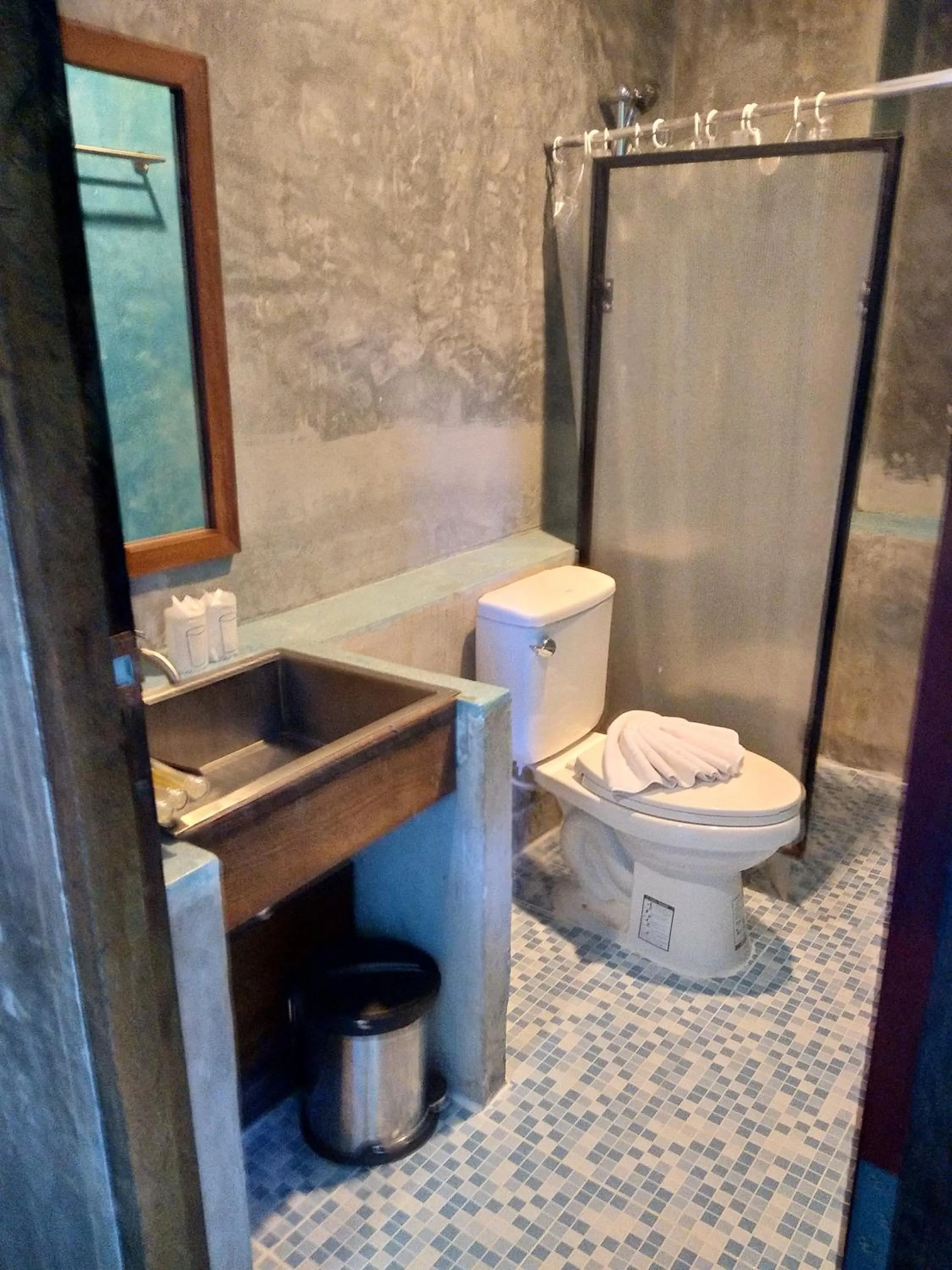 Shower in De Wiang Kum Kam