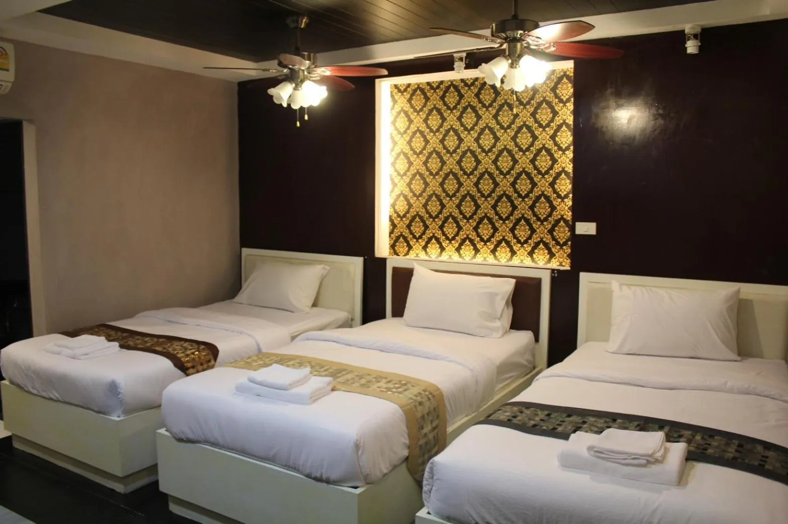 Triple Room with Private Bathroom in S30