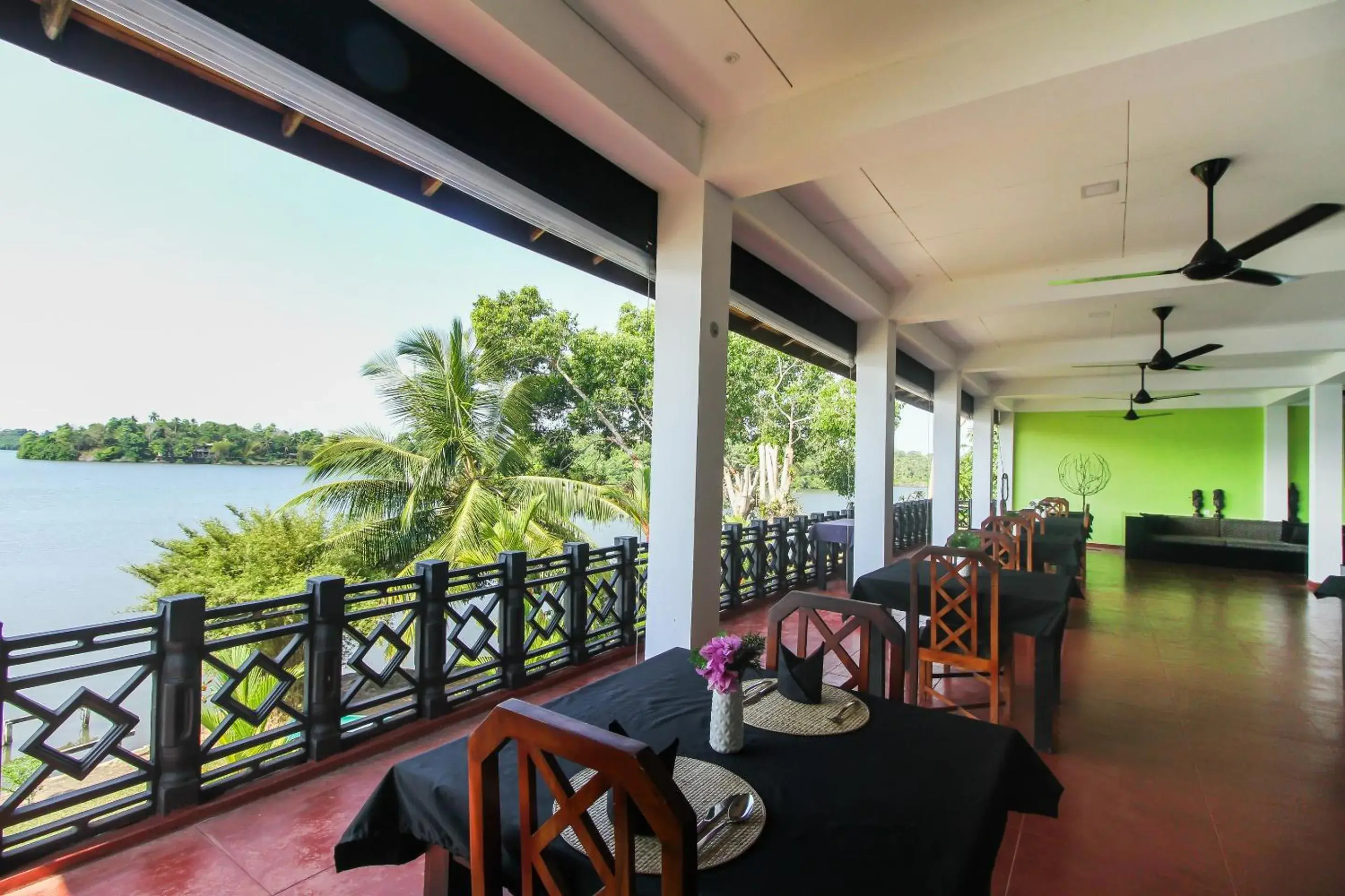 Restaurant/places to eat in Kalla Bongo Lake Resort Restaurant/places to eat in Kalla Bongo Lake Resort