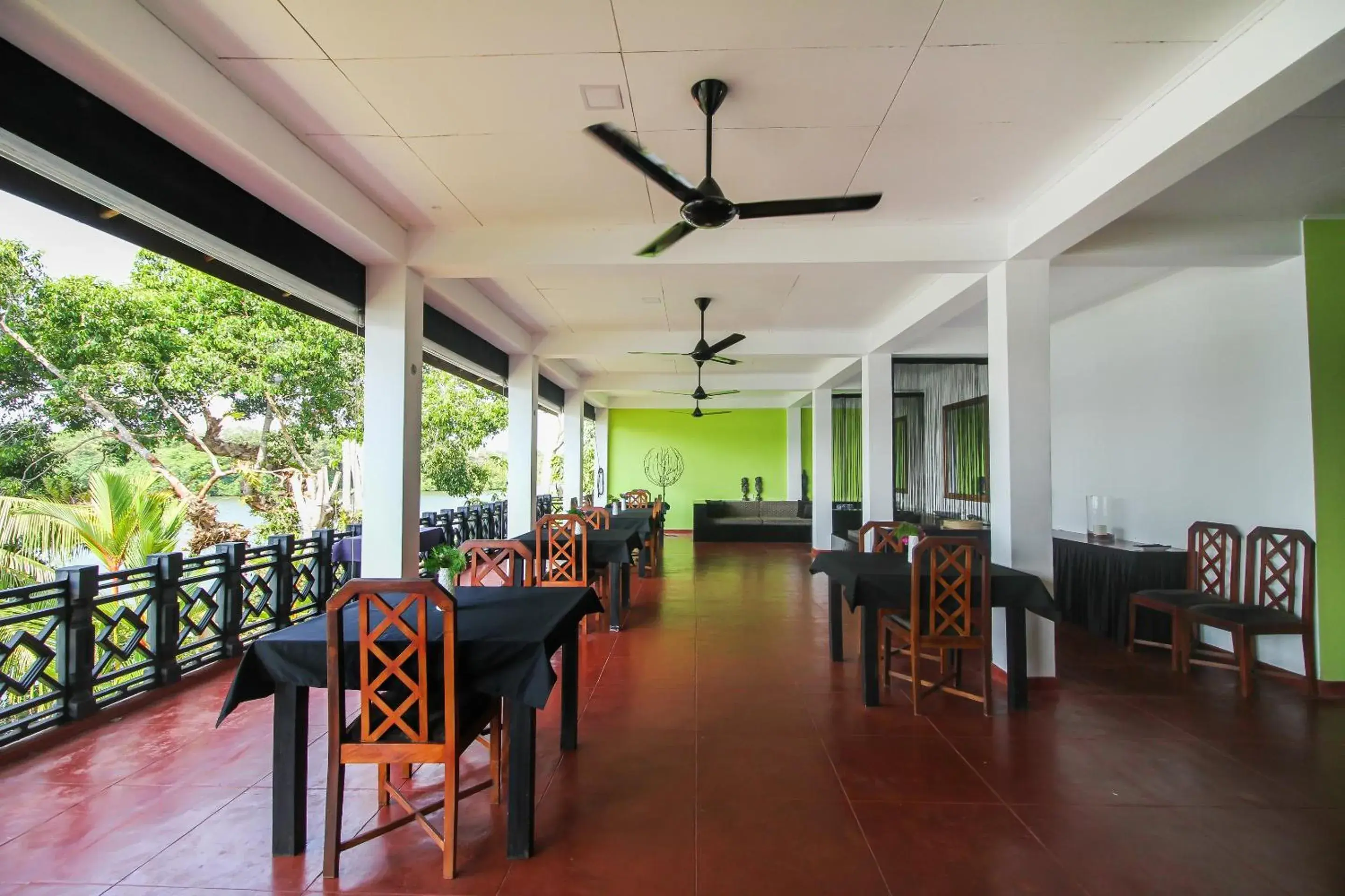 Restaurant/places to eat in Kalla Bongo Lake Resort Restaurant/places to eat in Kalla Bongo Lake Resort