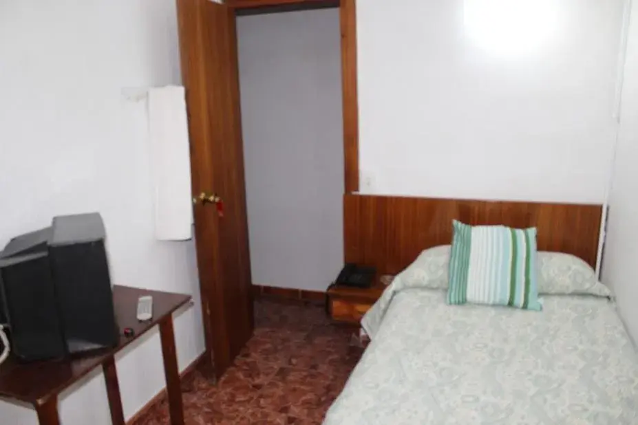 Single Room with Shared Bathroom in Pension Americano Single Room with Shared Bathroom in Pension Americano