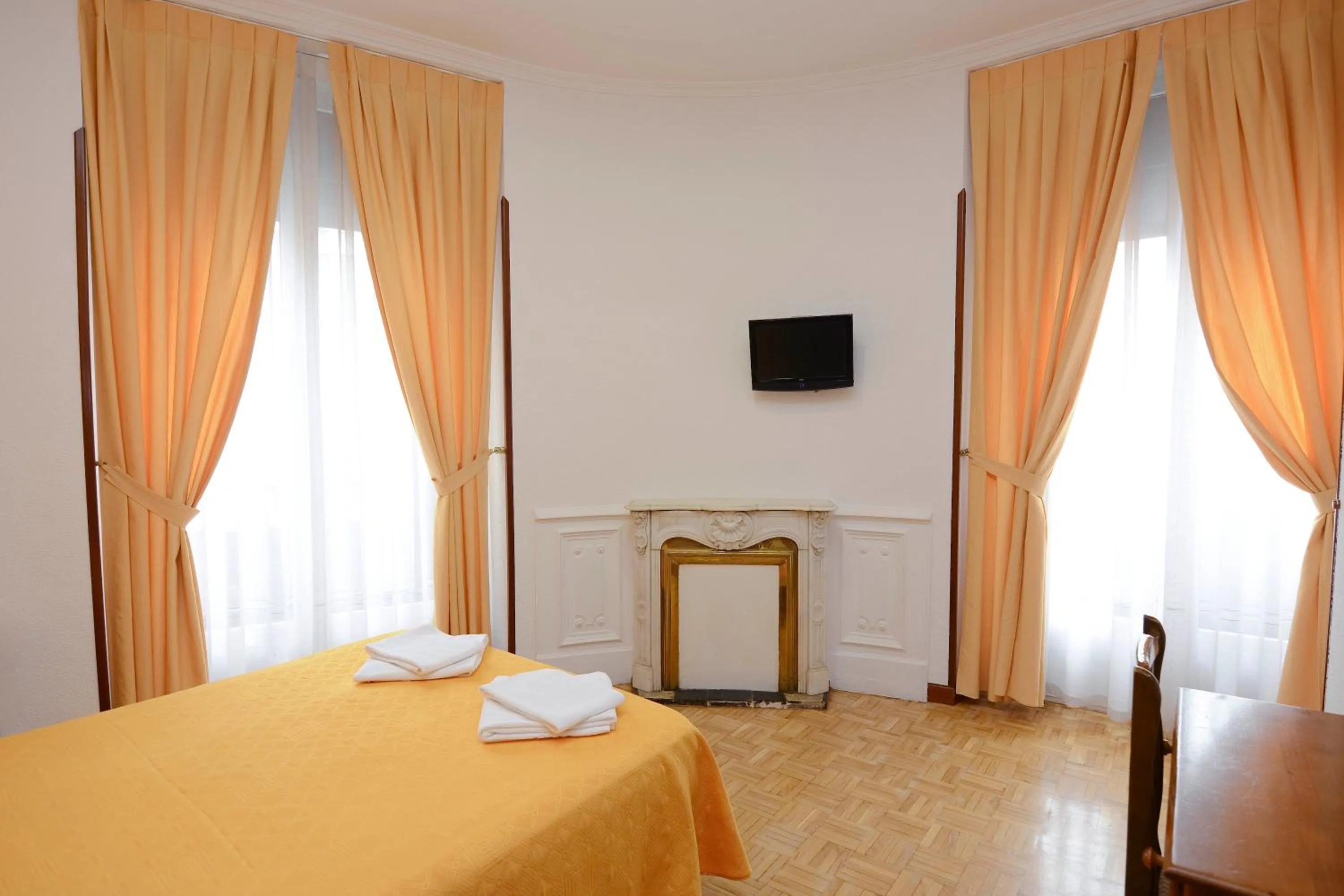 Photo of the whole room, Bed in Hostal Edreira