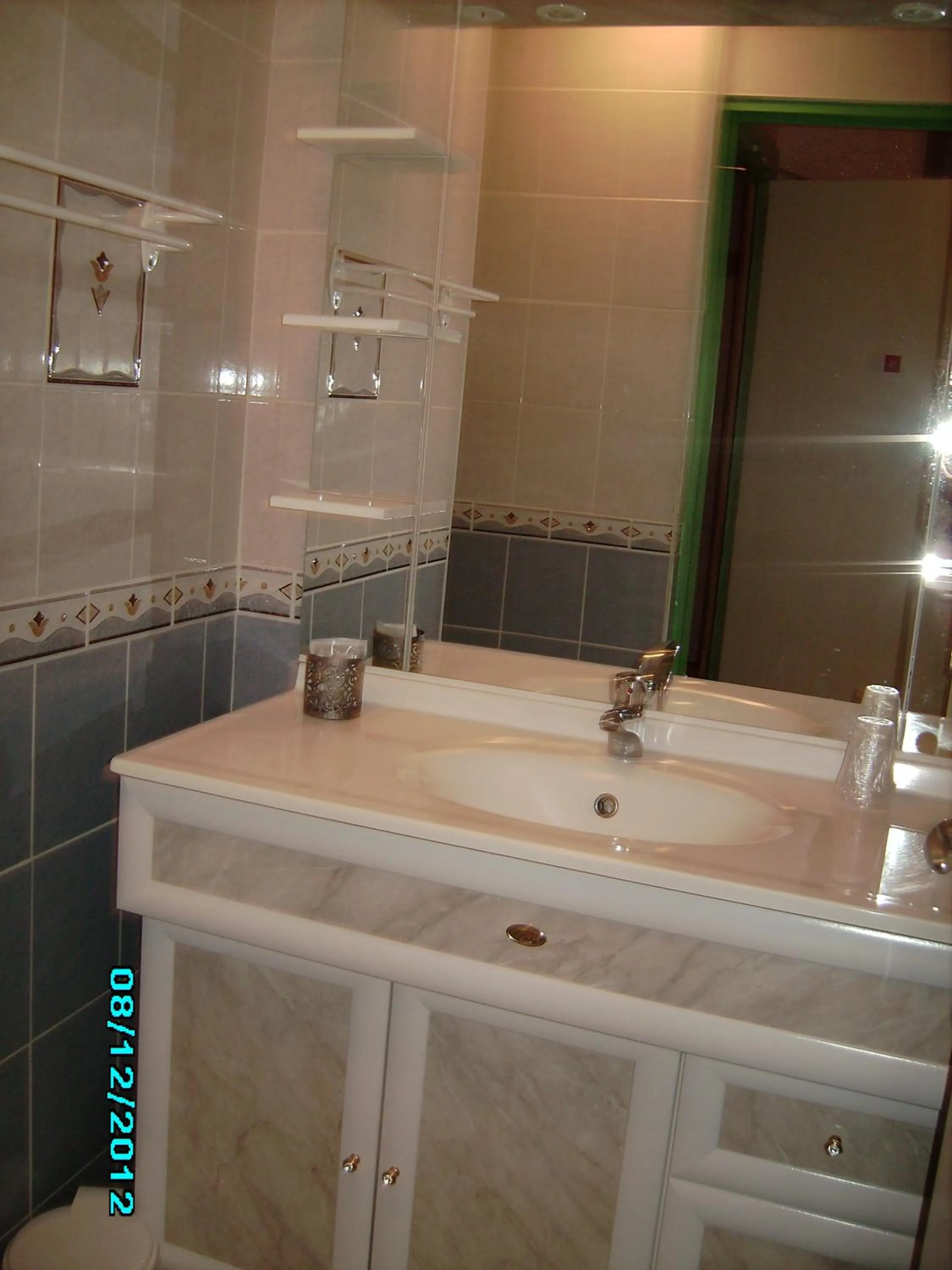 Bathroom in Terroir et Tradition A La Ducasse