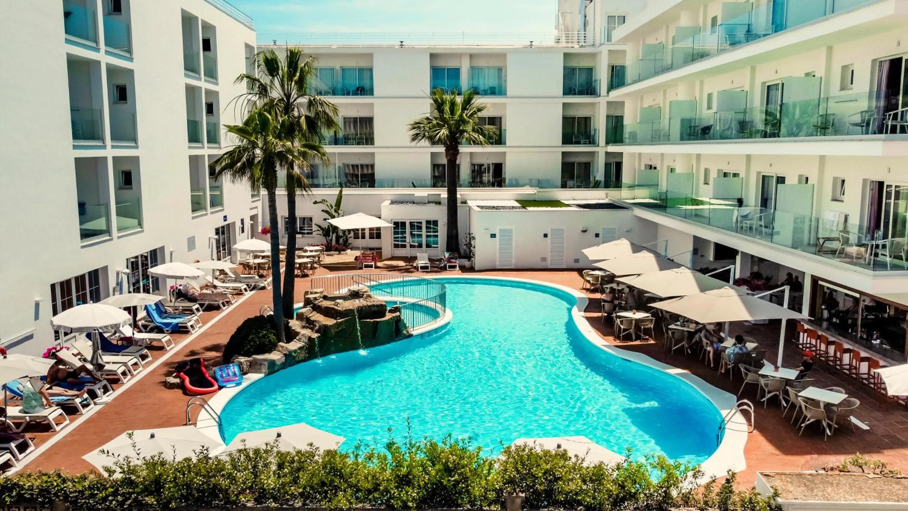 Swimming pool in Hotel Capricho