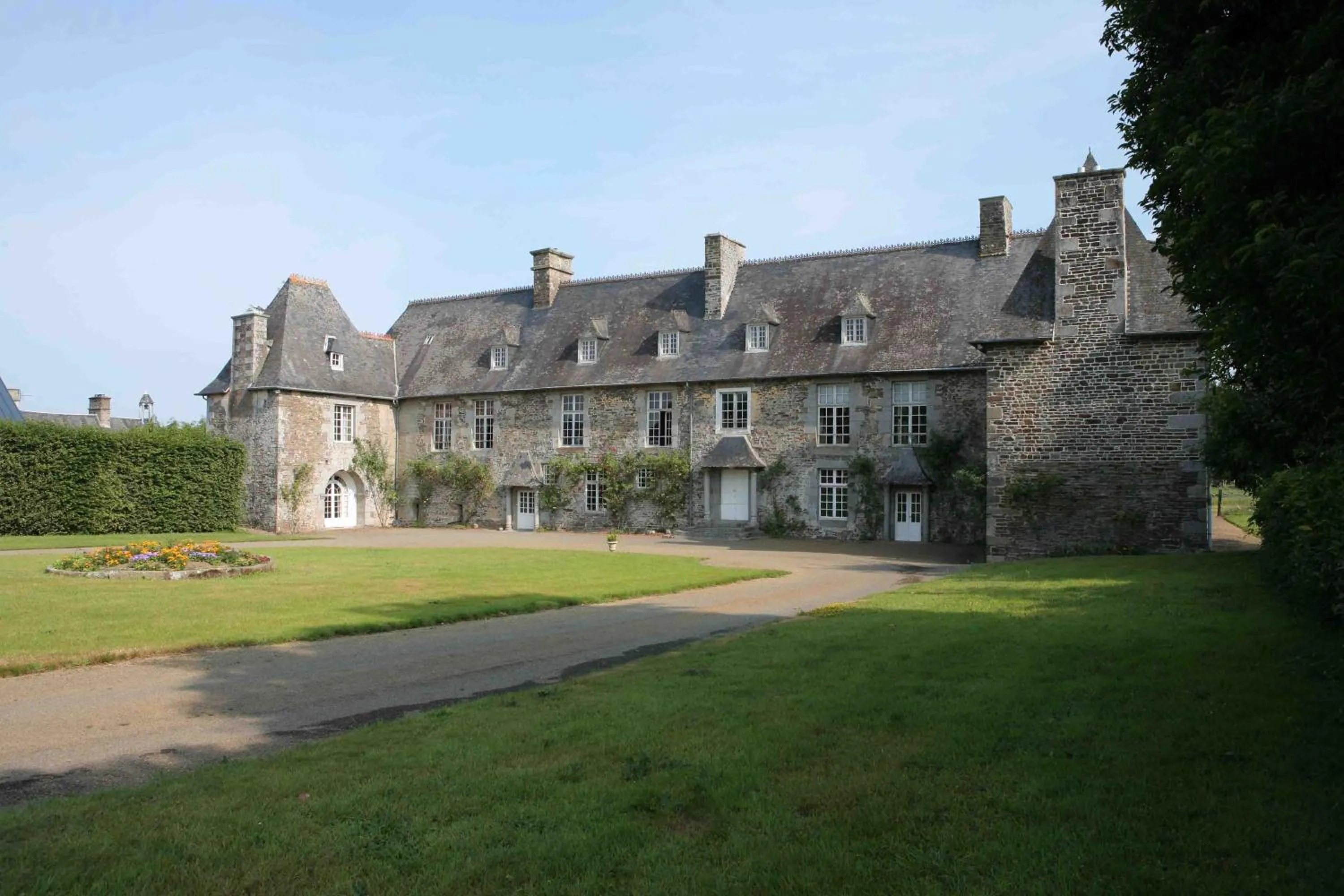 Facade/entrance in Le Logis d'Equilly