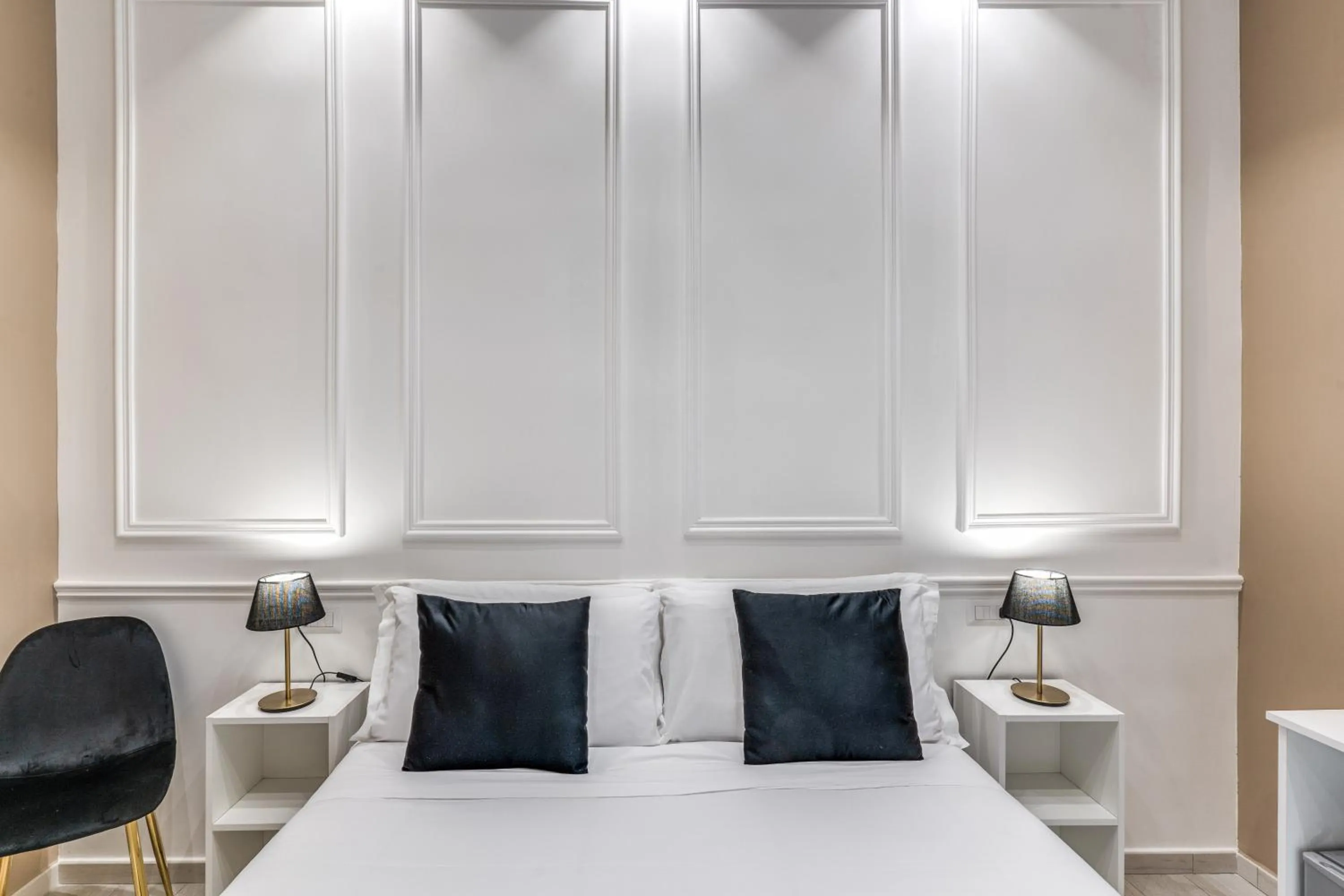 Photo of the whole room, Bed in RAGGIO DI SOLE - ATAROOMS Collection