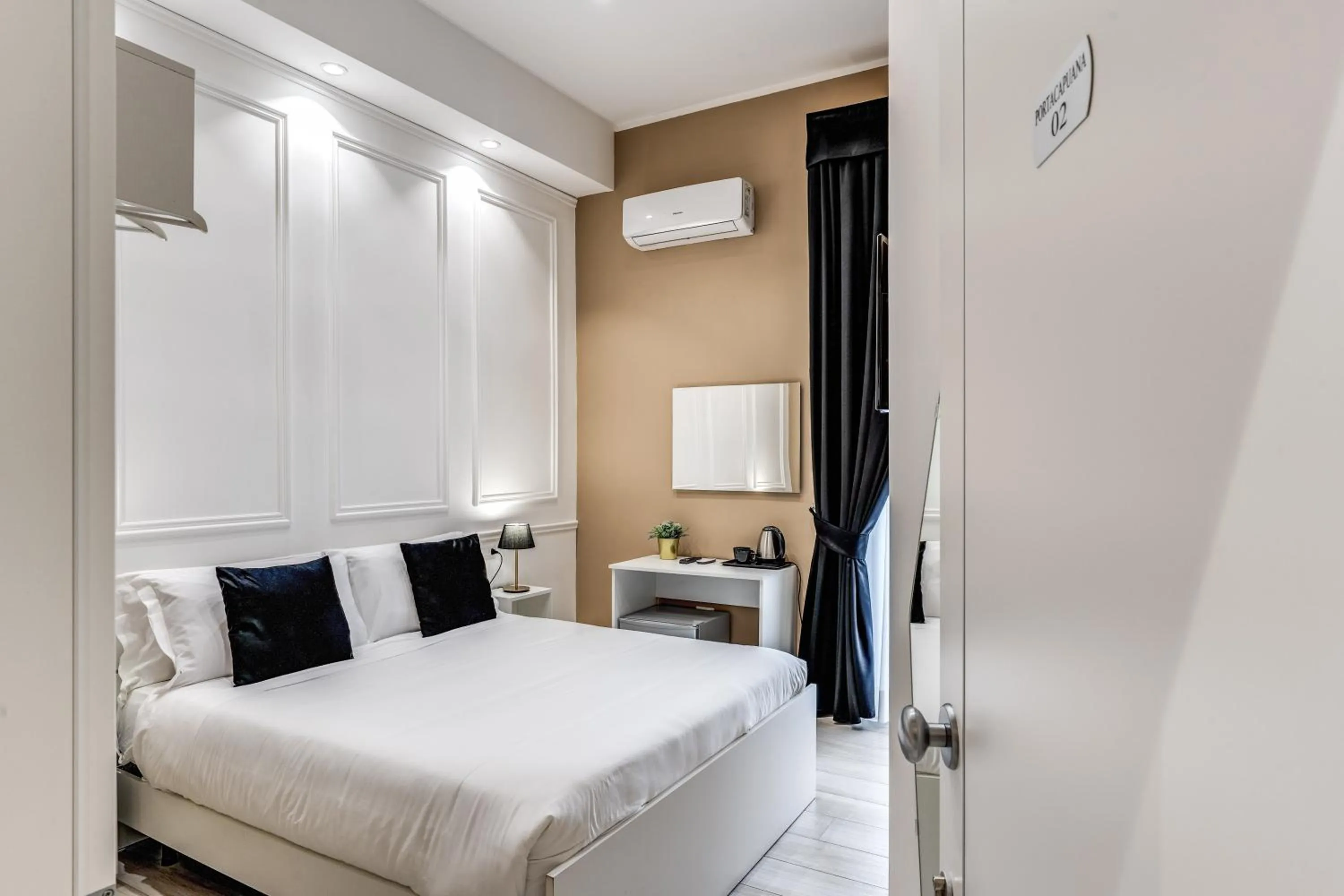 Bedroom, Bed in RAGGIO DI SOLE - ATAROOMS Collection