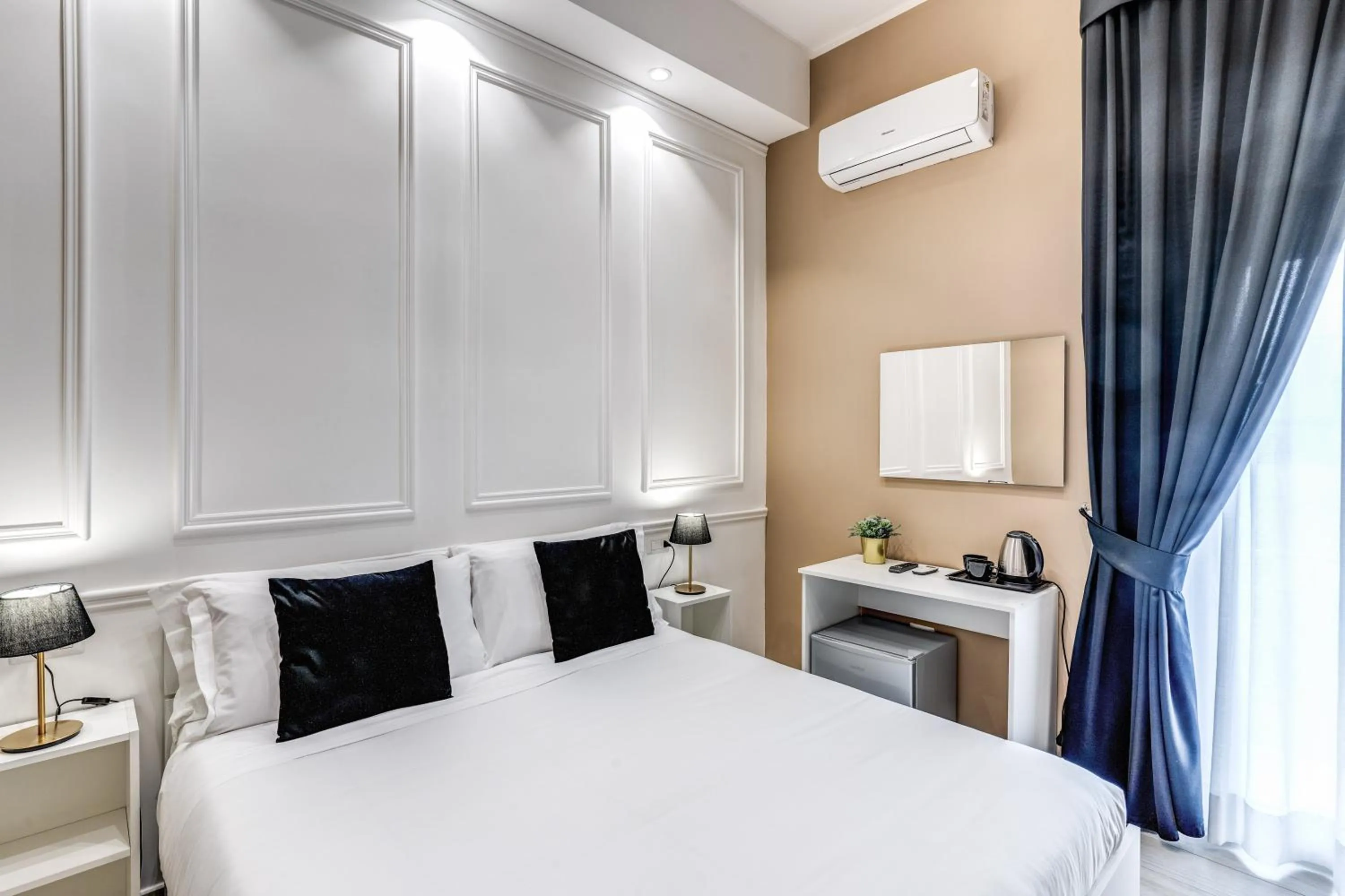 Photo of the whole room, Bed in RAGGIO DI SOLE - ATAROOMS Collection