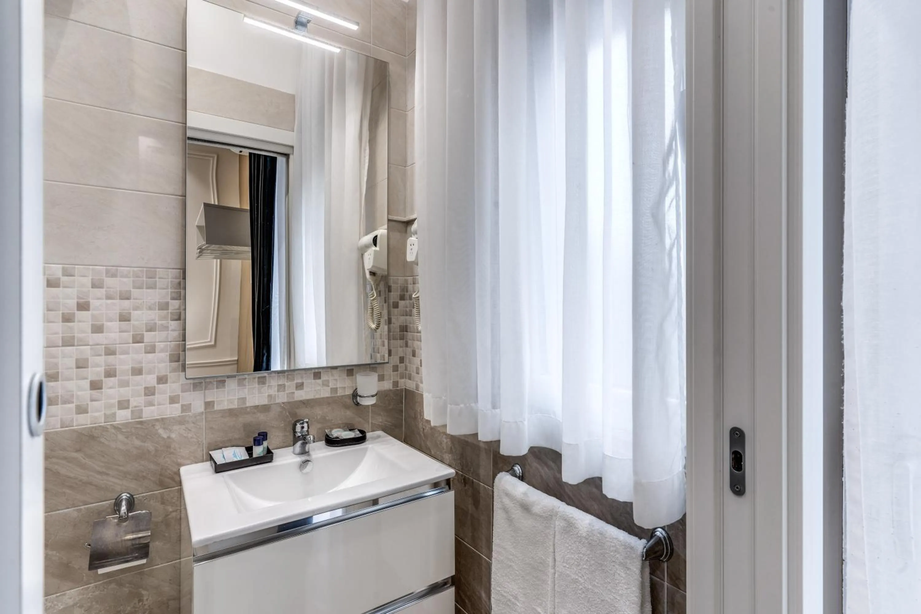 Bathroom in RAGGIO DI SOLE - ATAROOMS Collection