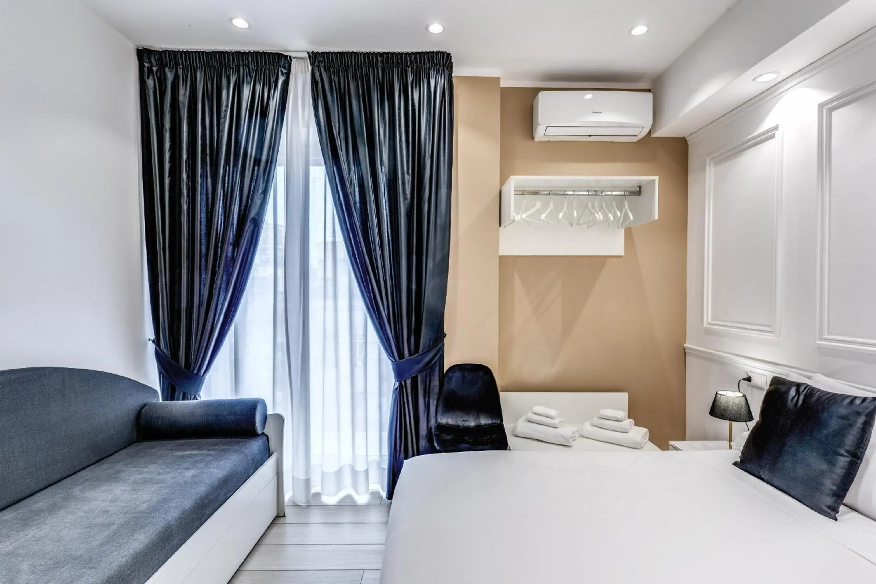 Queen Room in RAGGIO DI SOLE - ATAROOMS Collection Queen Room in RAGGIO DI SOLE - ATAROOMS Collection