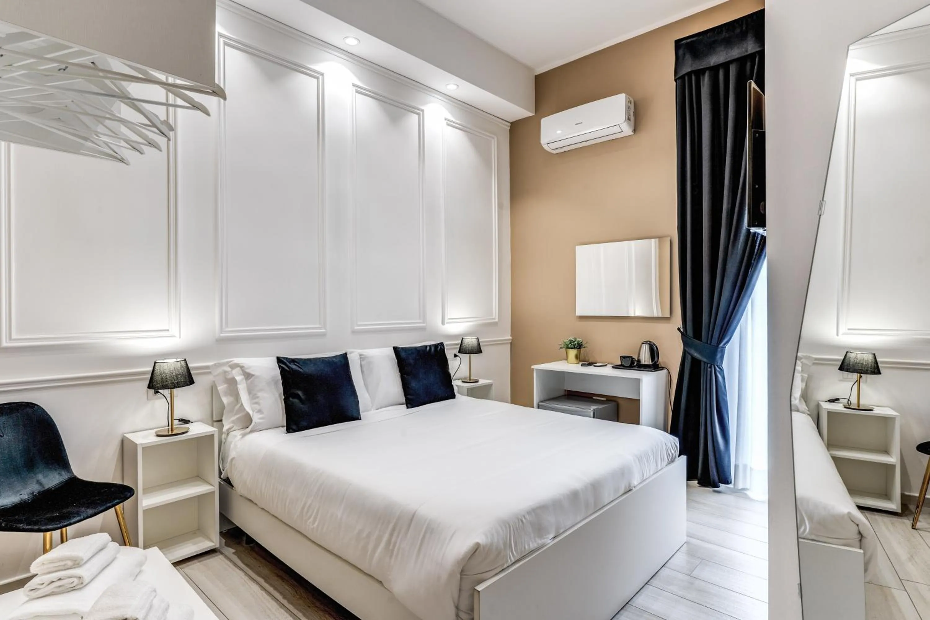 Photo of the whole room, Bed in RAGGIO DI SOLE - ATAROOMS Collection