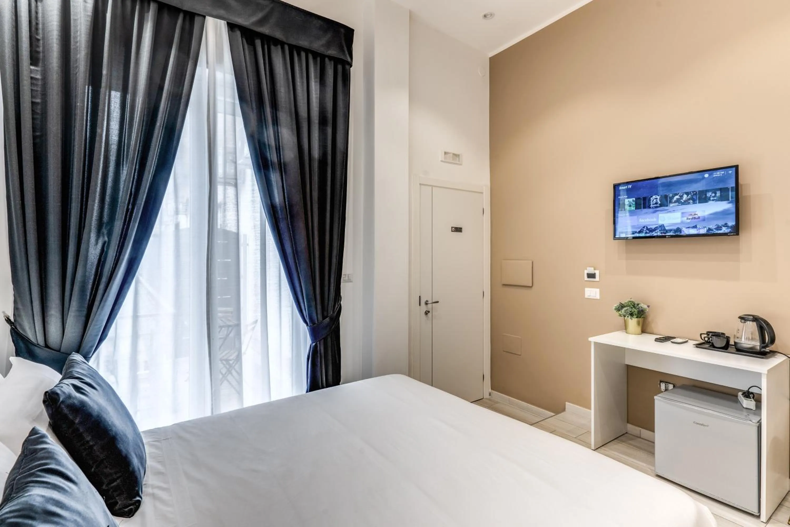 Photo of the whole room, Bed in RAGGIO DI SOLE - ATAROOMS Collection