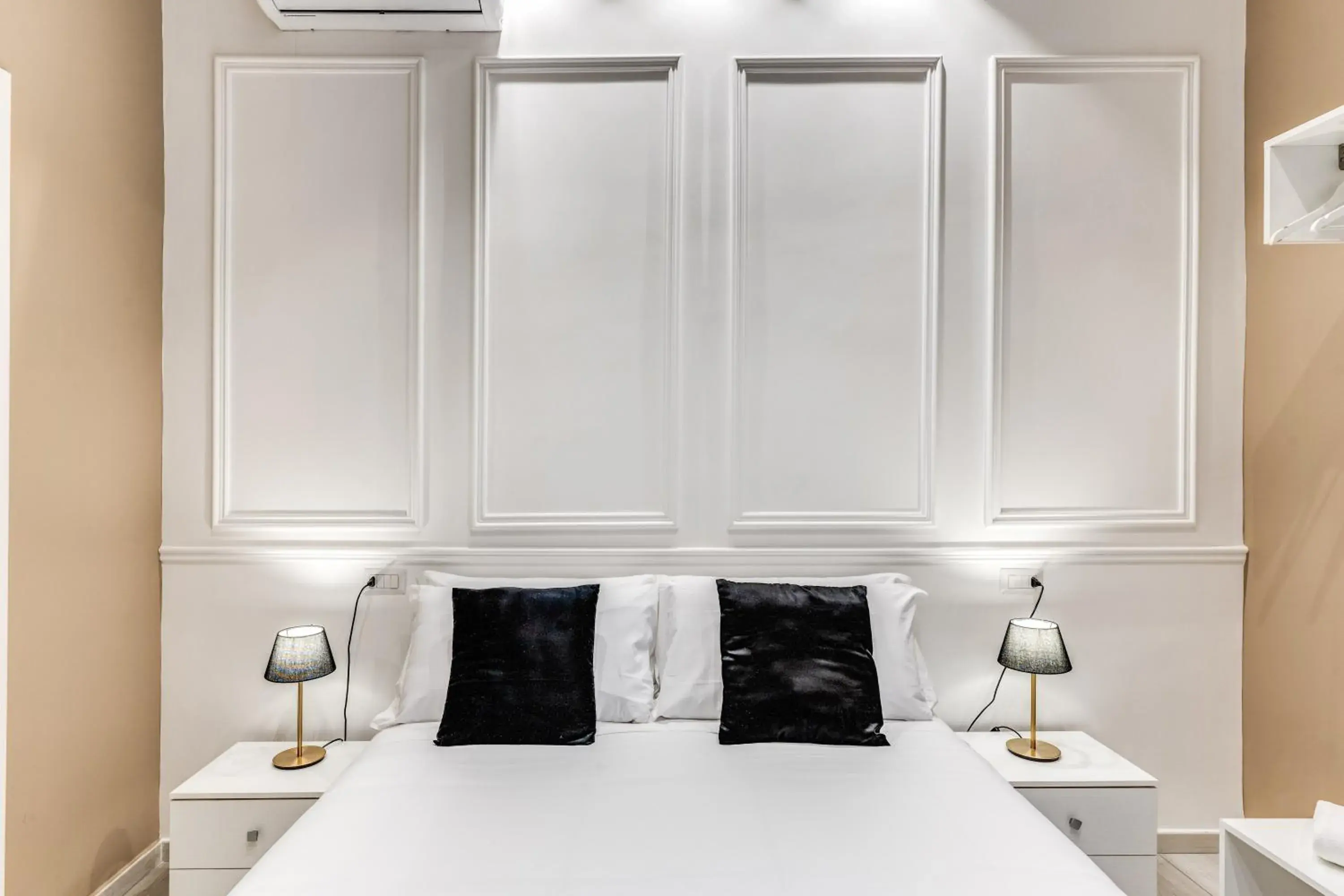 Deluxe Queen Room in RAGGIO DI SOLE - ATAROOMS Collection Deluxe Queen Room in RAGGIO DI SOLE - ATAROOMS Collection