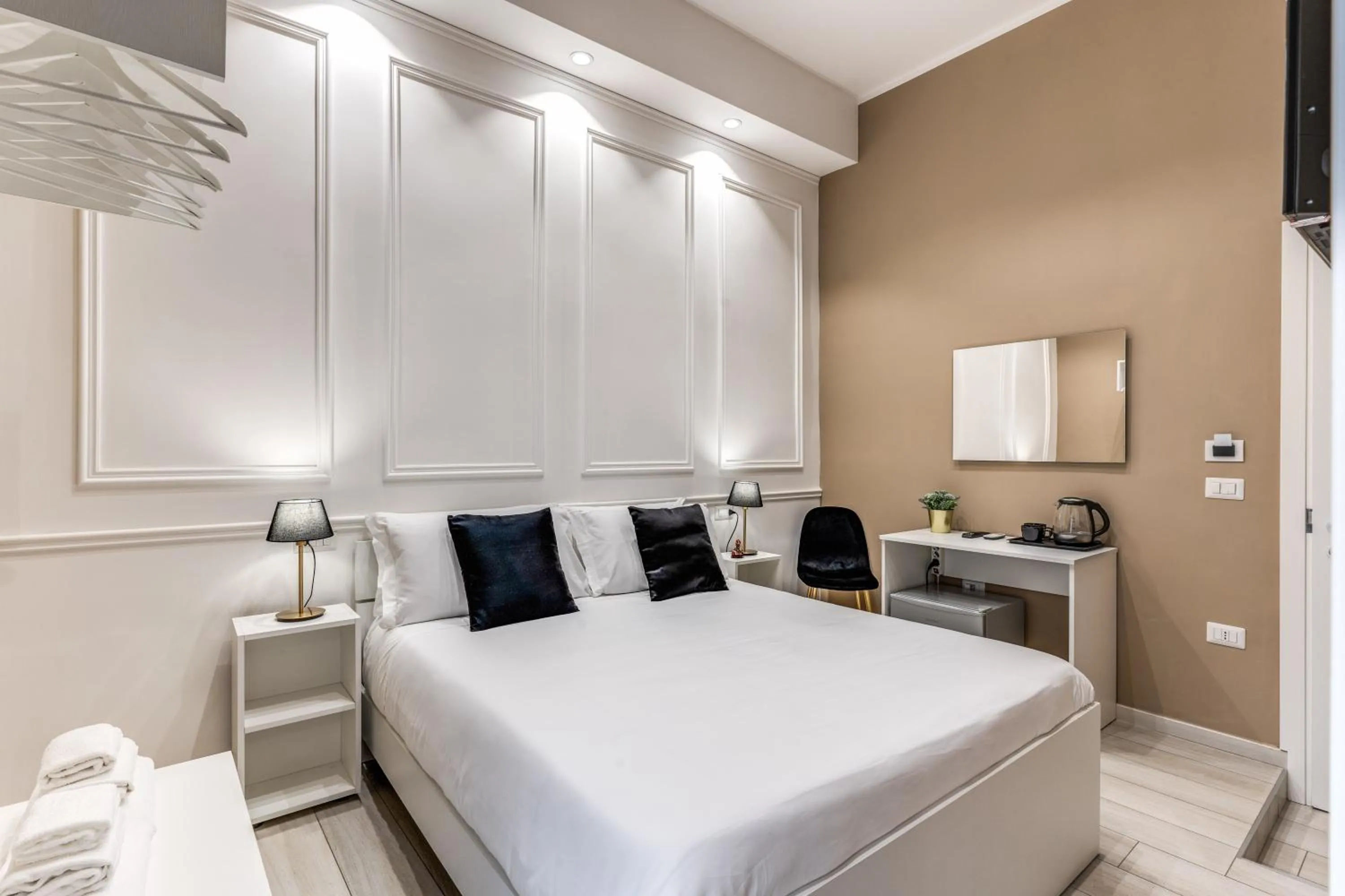 Photo of the whole room, Bed in RAGGIO DI SOLE - ATAROOMS Collection