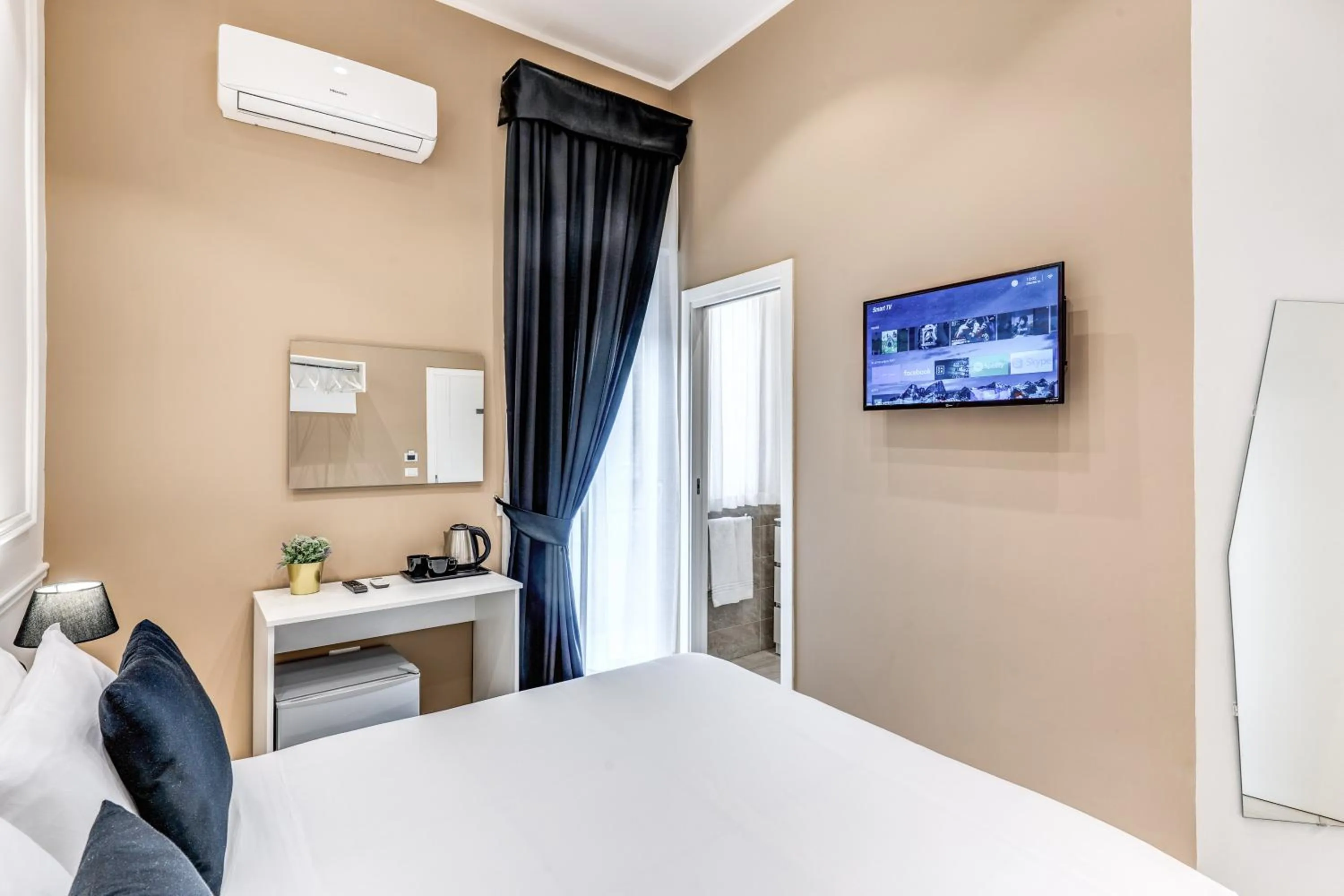 Bedroom, Bed in RAGGIO DI SOLE - ATAROOMS Collection