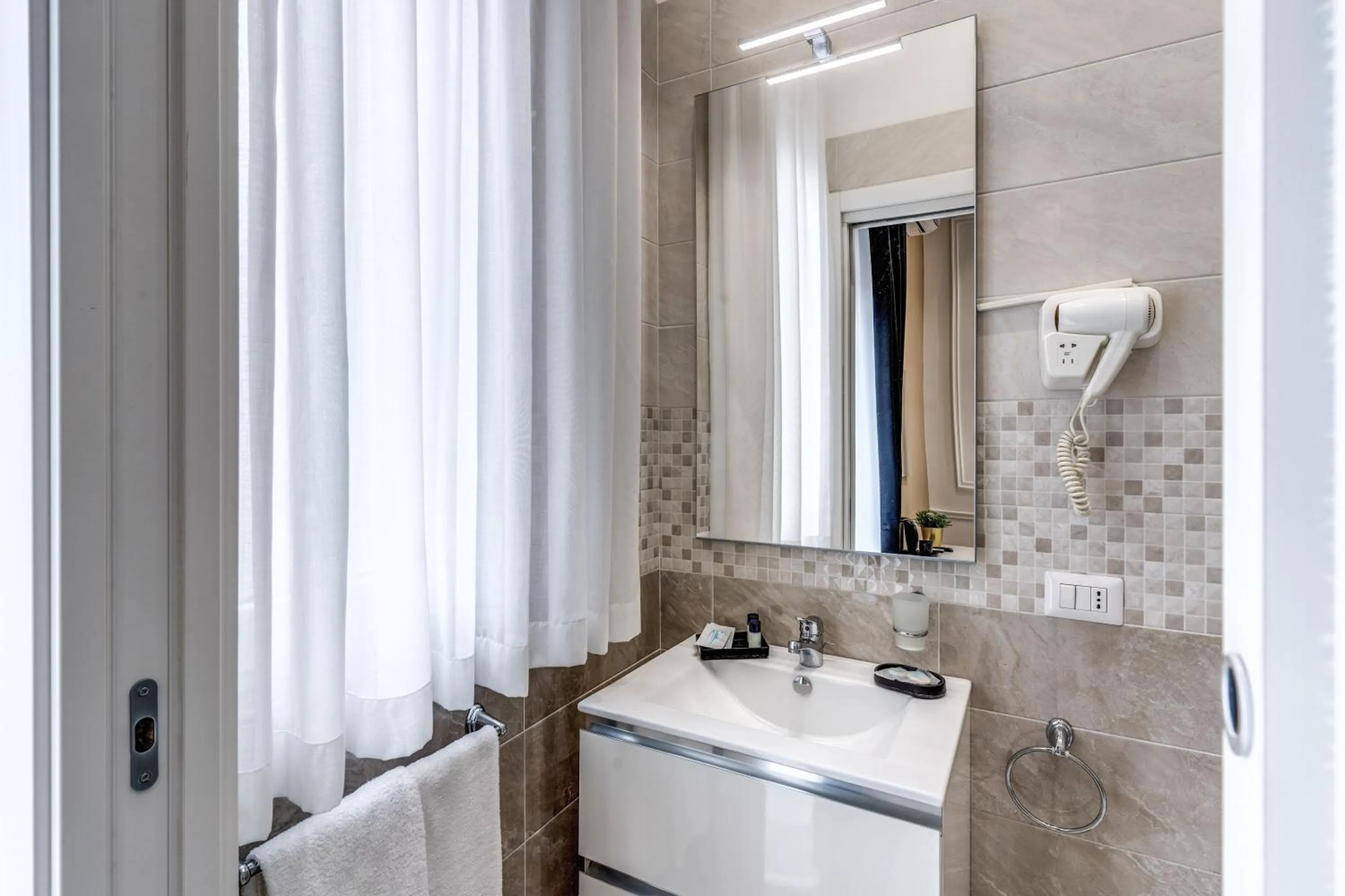 Bathroom in RAGGIO DI SOLE - ATAROOMS Collection