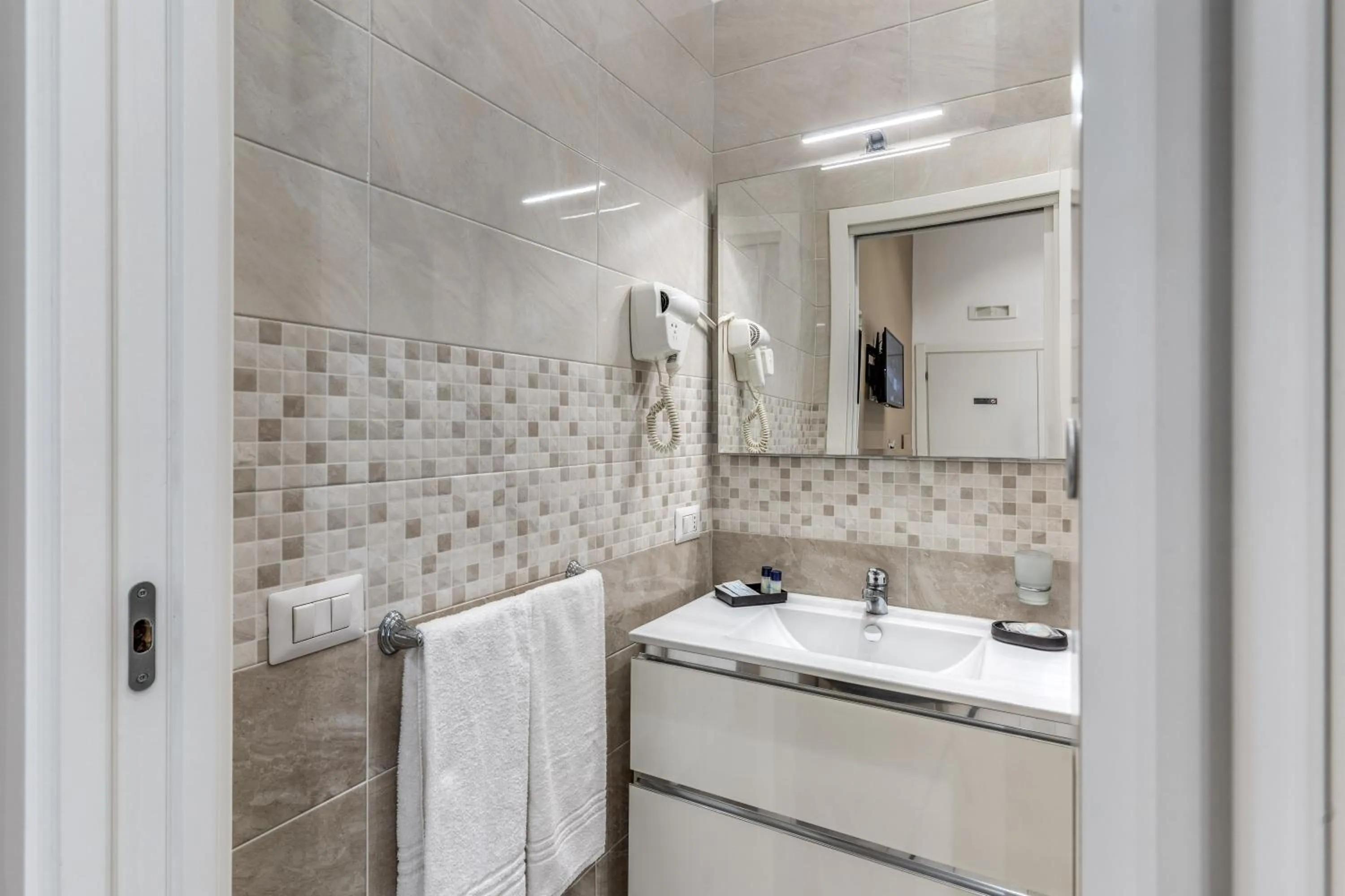 Shower in RAGGIO DI SOLE - ATAROOMS Collection