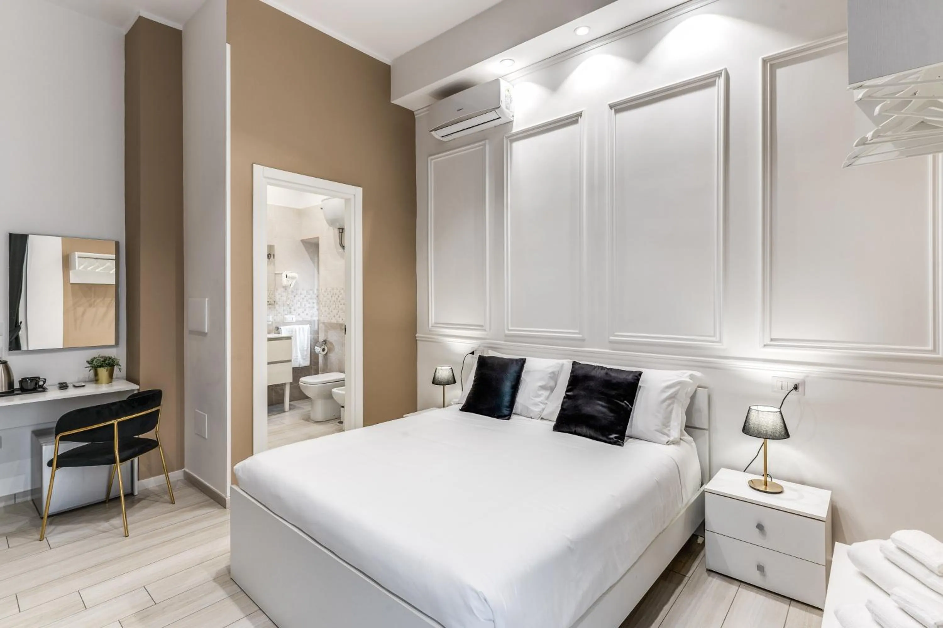 Bedroom, Bed in RAGGIO DI SOLE - ATAROOMS Collection