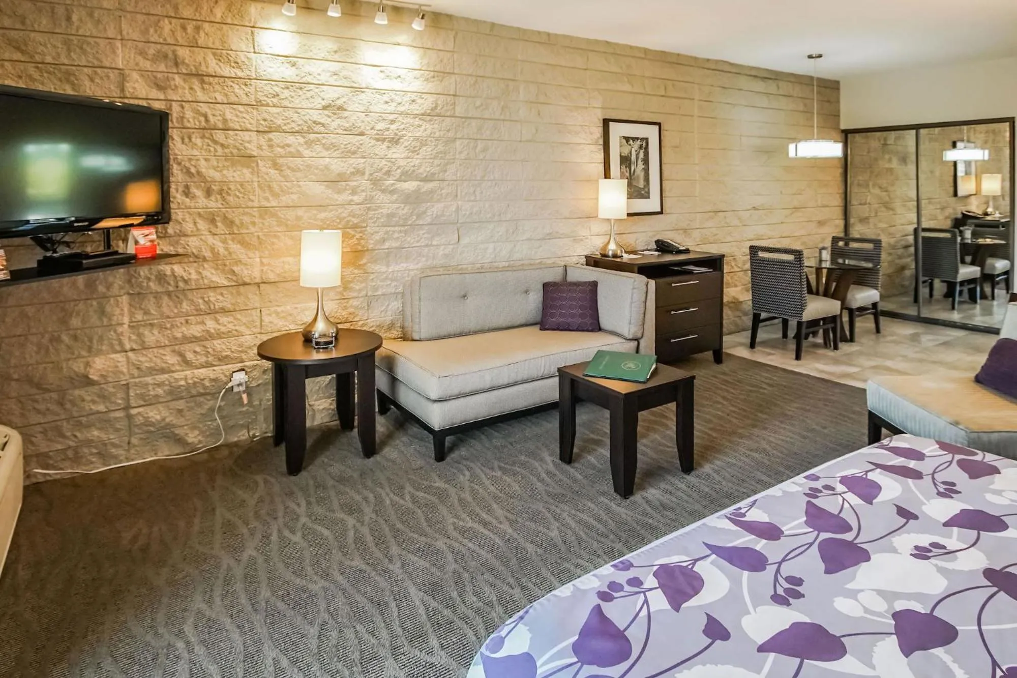 Bed in Palm Springs Tennis Club