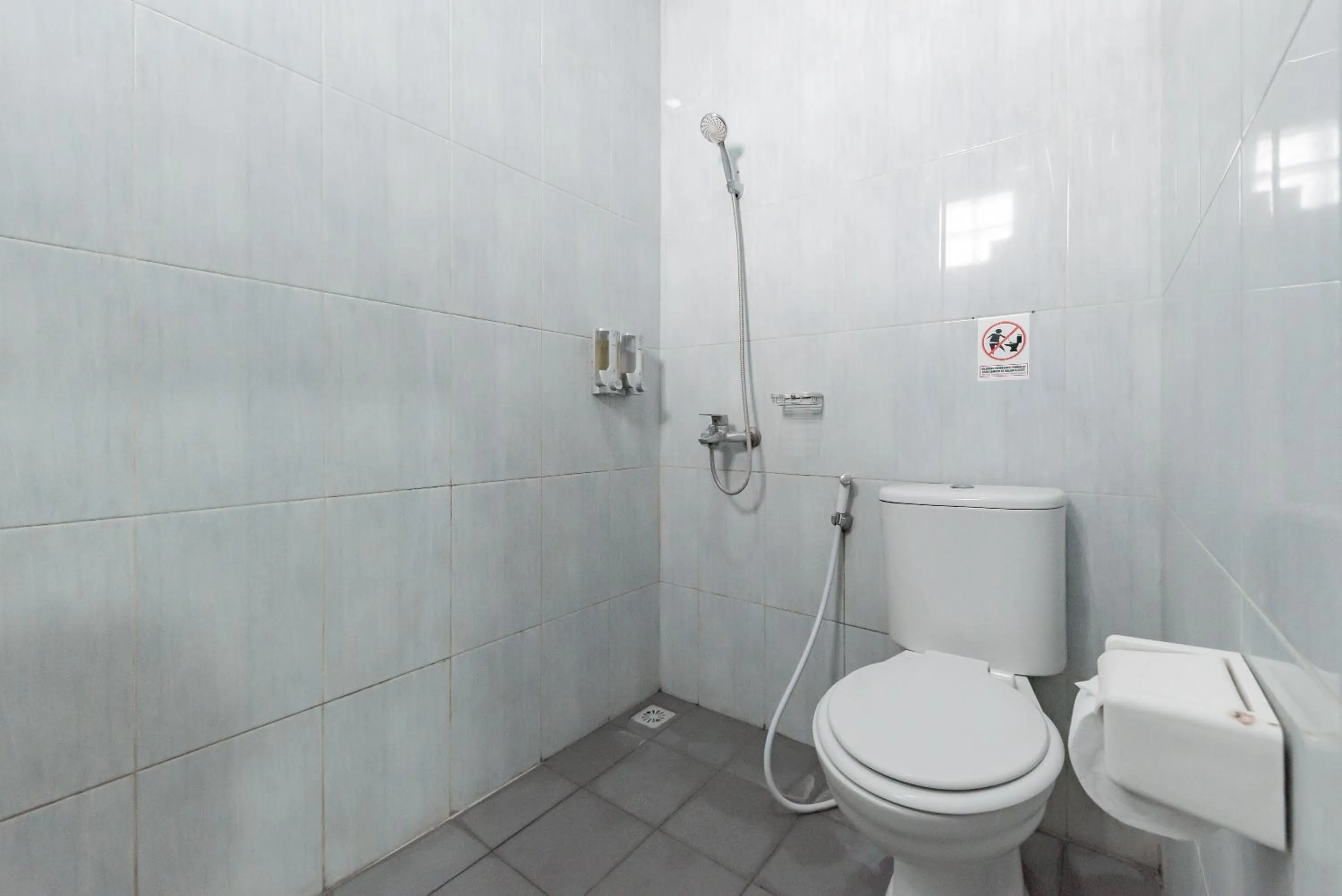 Bathroom in RedDoorz near Pasar Baru Bandung