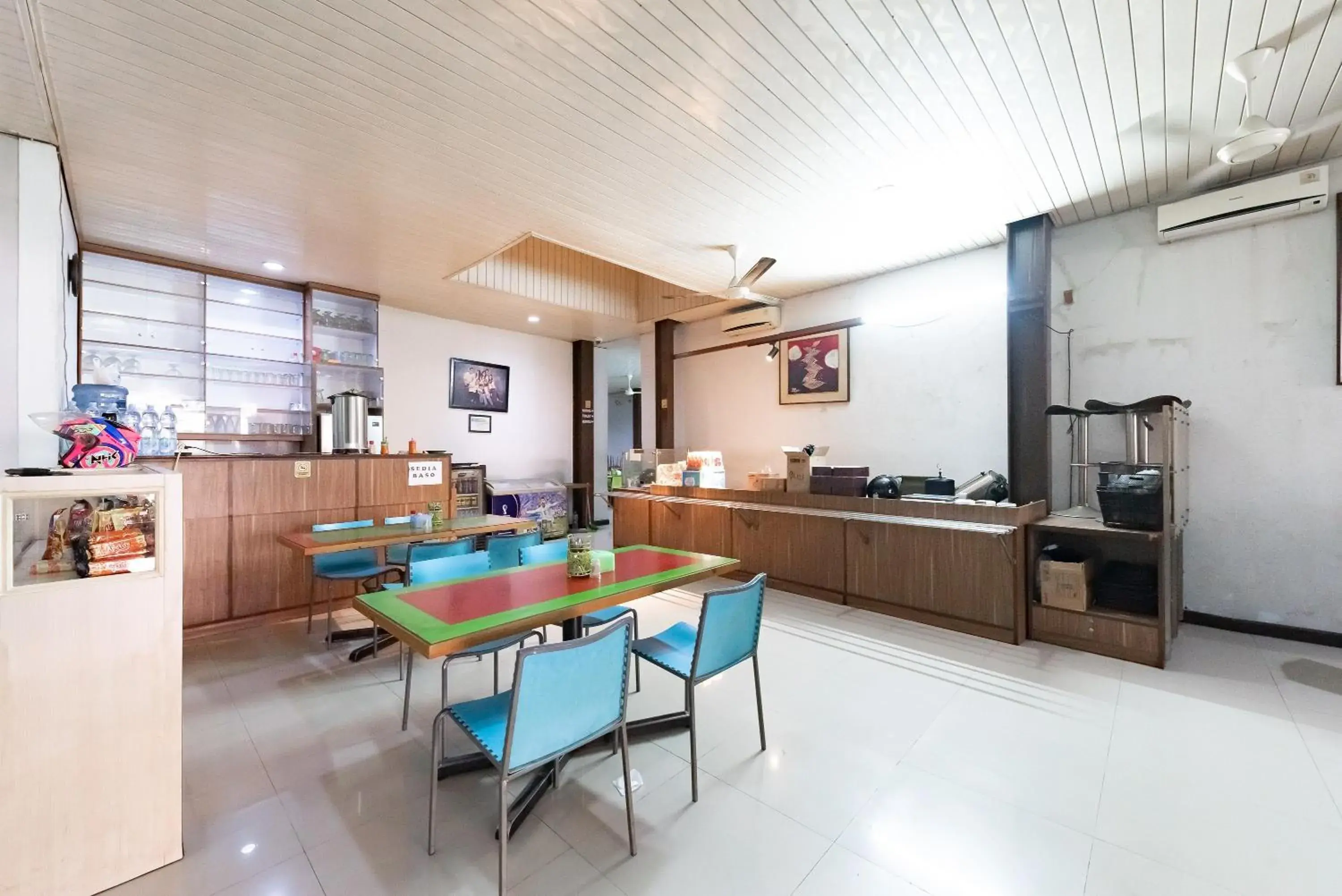 Seating area in RedDoorz near Pasar Baru Bandung Seating area in RedDoorz near Pasar Baru Bandung