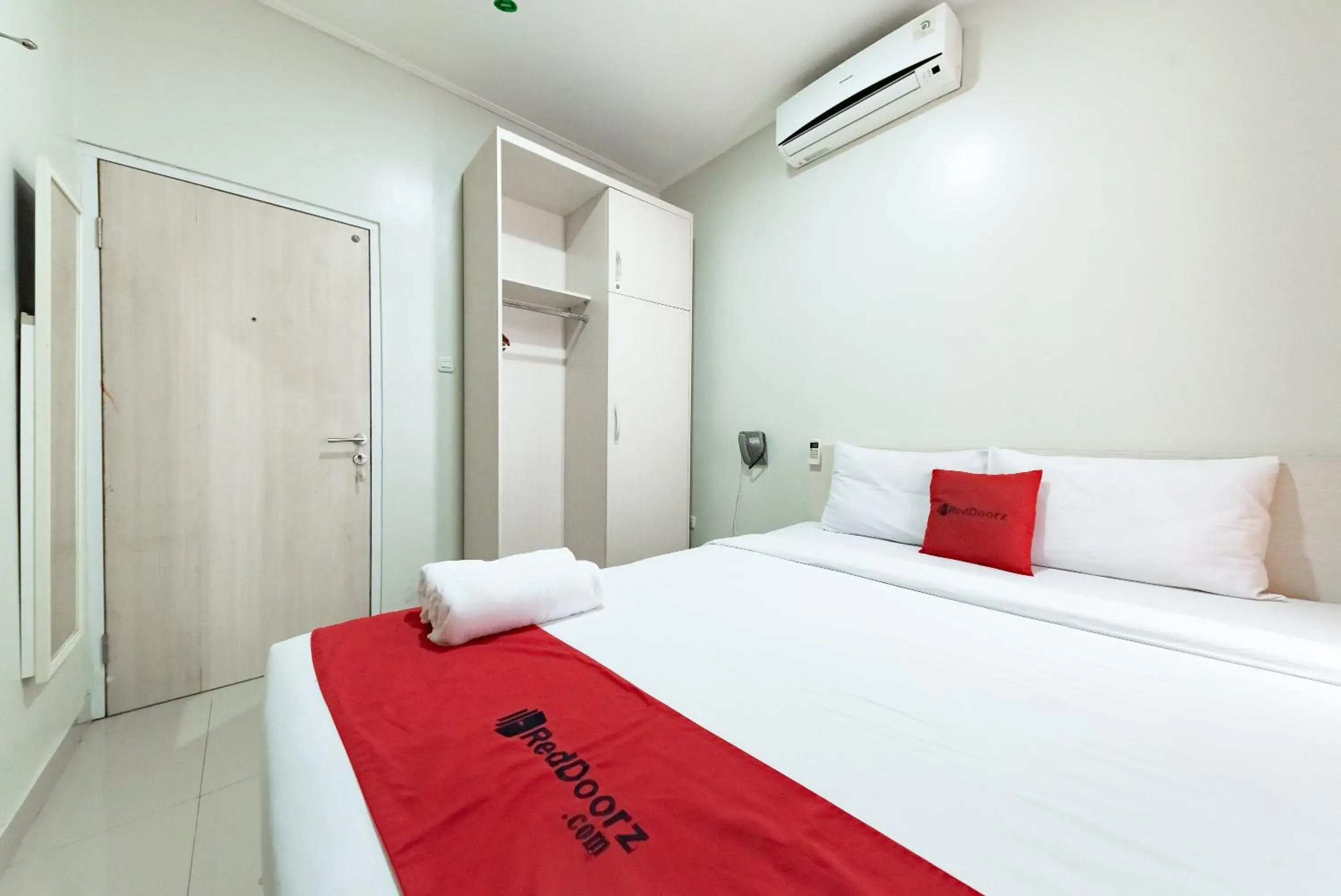 Double Room in RedDoorz near Pasar Baru Bandung Double Room in RedDoorz near Pasar Baru Bandung