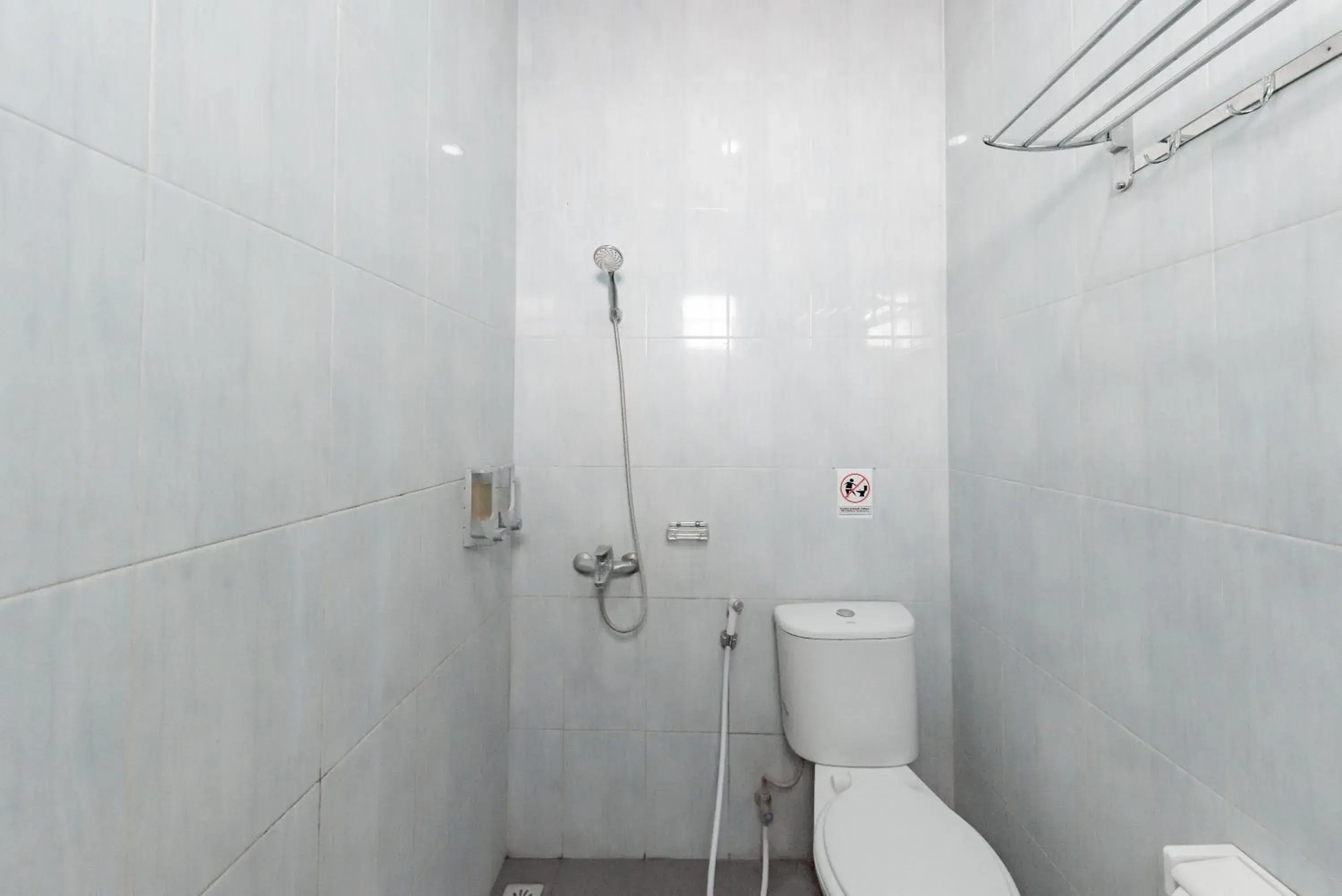 Bathroom in RedDoorz near Pasar Baru Bandung Bathroom in RedDoorz near Pasar Baru Bandung