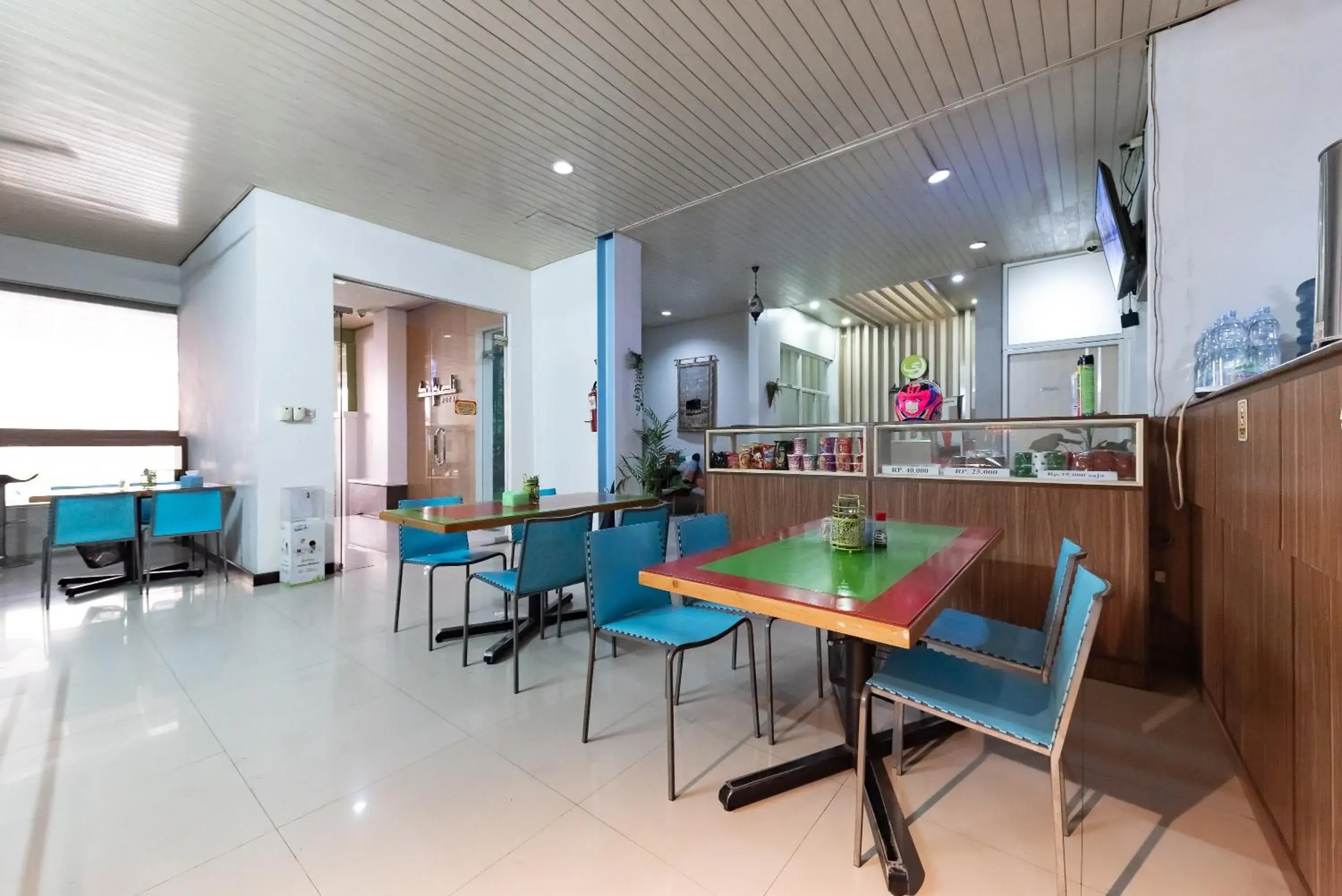 Seating area in RedDoorz near Pasar Baru Bandung Seating area in RedDoorz near Pasar Baru Bandung