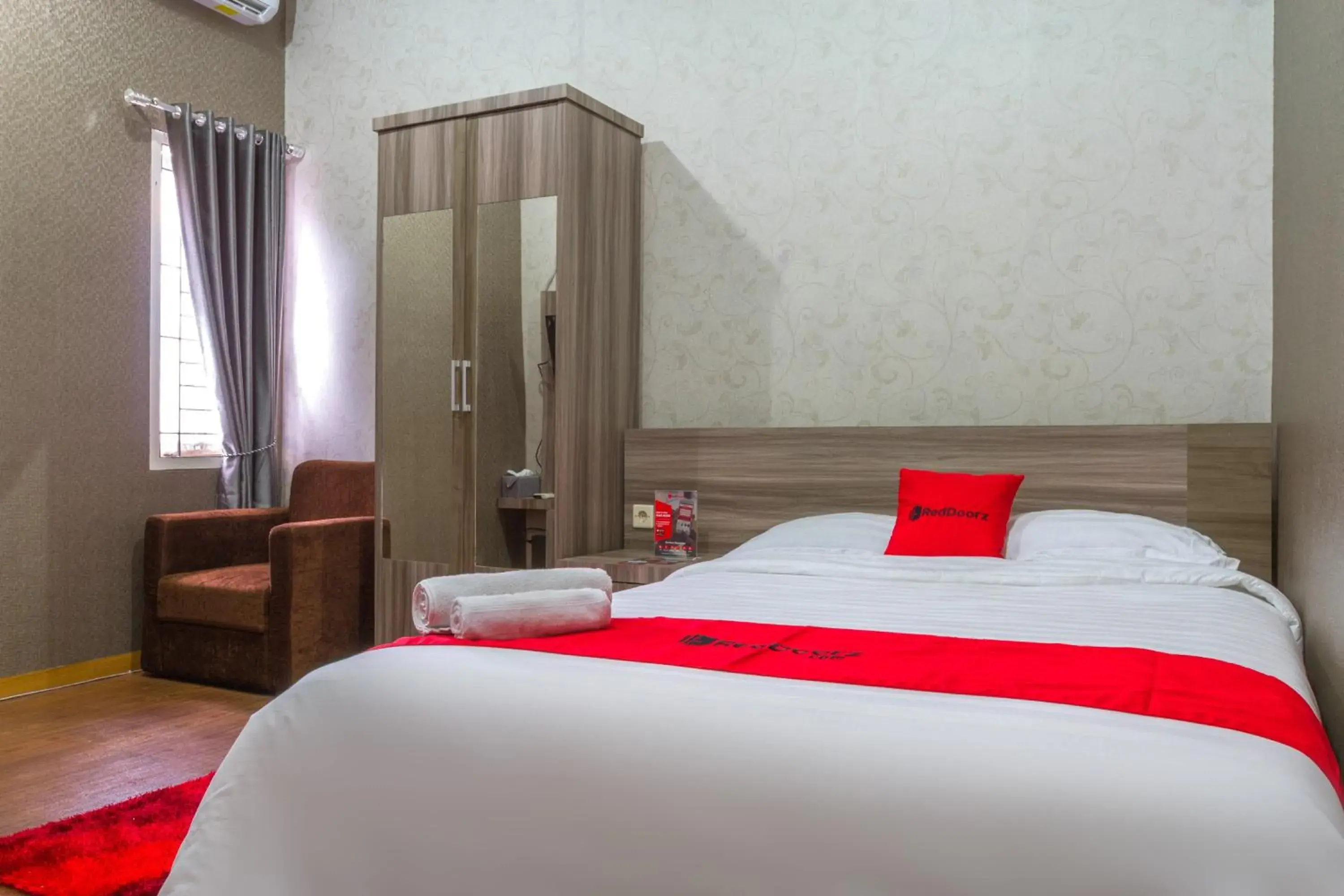 Bed in RedDoorz Plus near IPDN Bed in RedDoorz Plus near IPDN